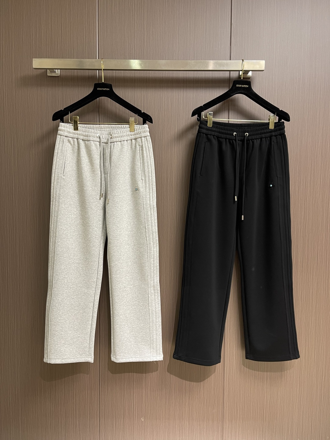 。🩵LV 2026ss新款棉质抽绳直筒卫裤，经典的徽标带饰点缀，穿着舒适百搭永不过时无论跑步居家上班都搭