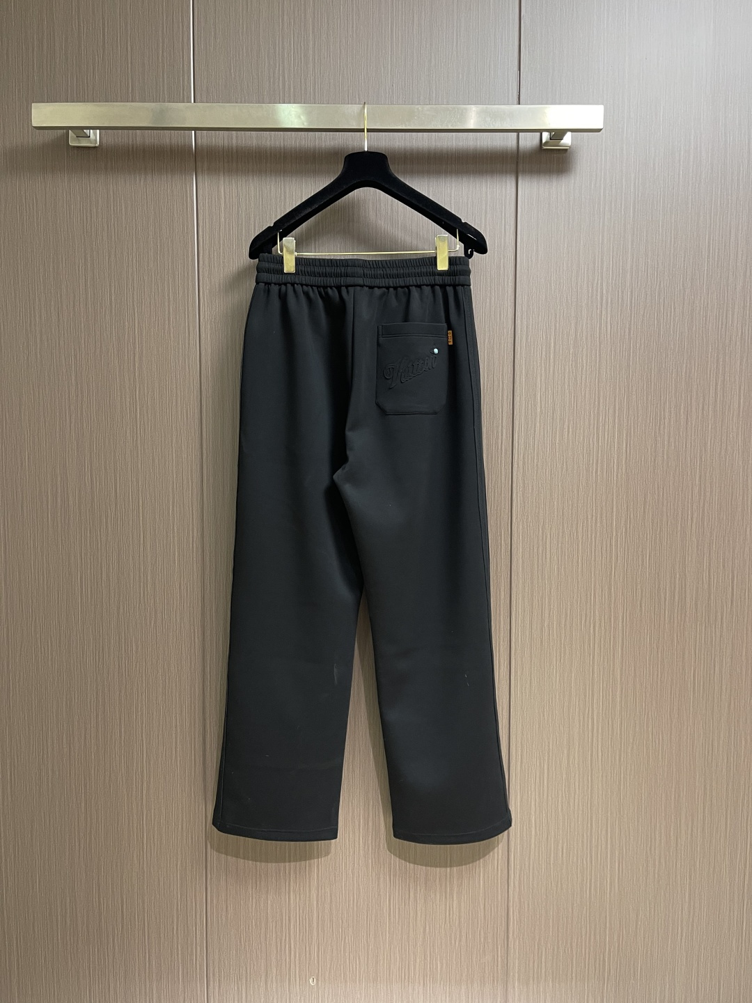 。🩵LV 2026ss新款棉质抽绳直筒卫裤，经典的徽标带饰点缀，穿着舒适百搭永不过时无论跑步居家上班都搭