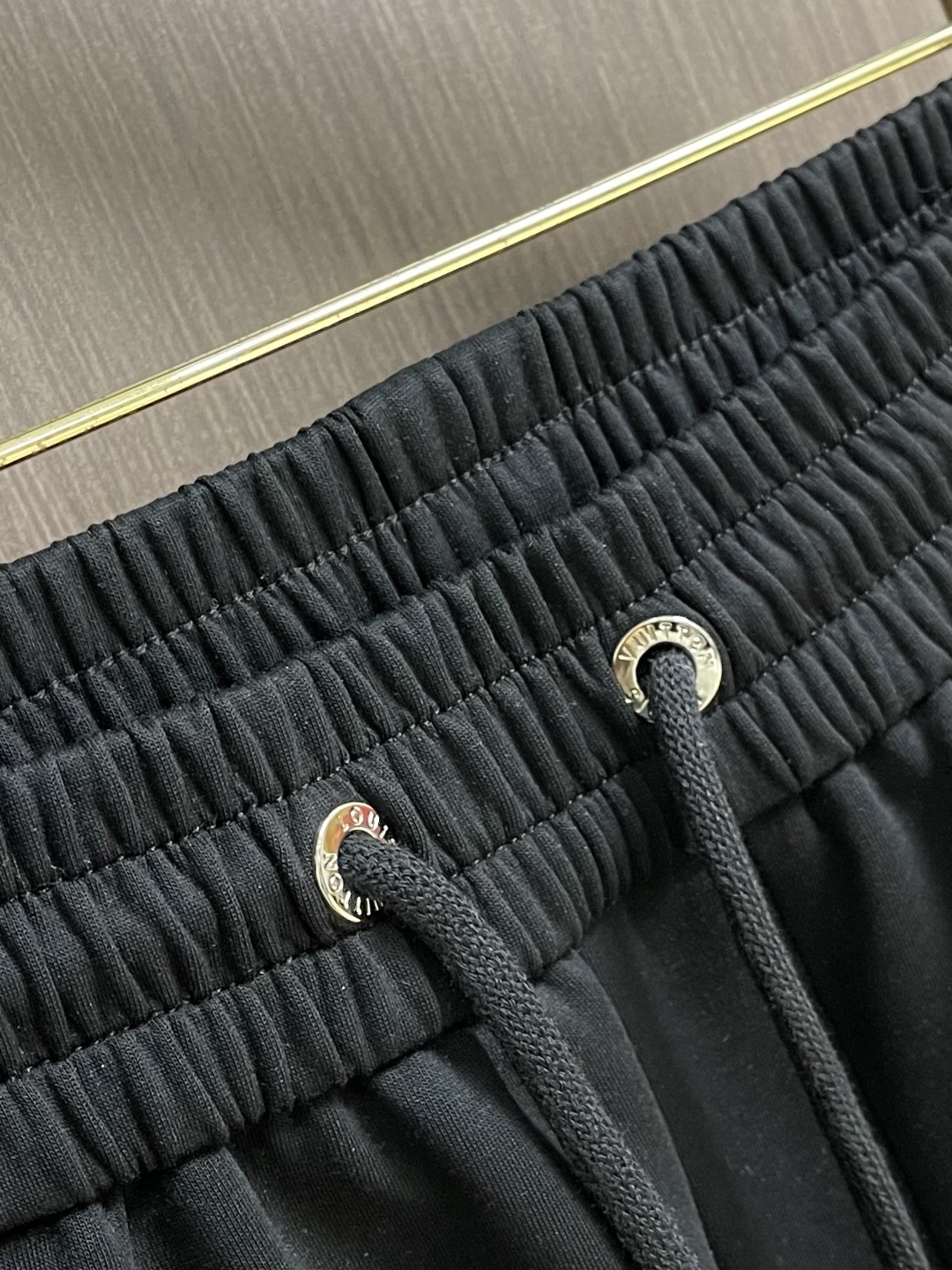 。🩵LV 2026ss新款棉质抽绳直筒卫裤，经典的徽标带饰点缀，穿着舒适百搭永不过时无论跑步居家上班都搭