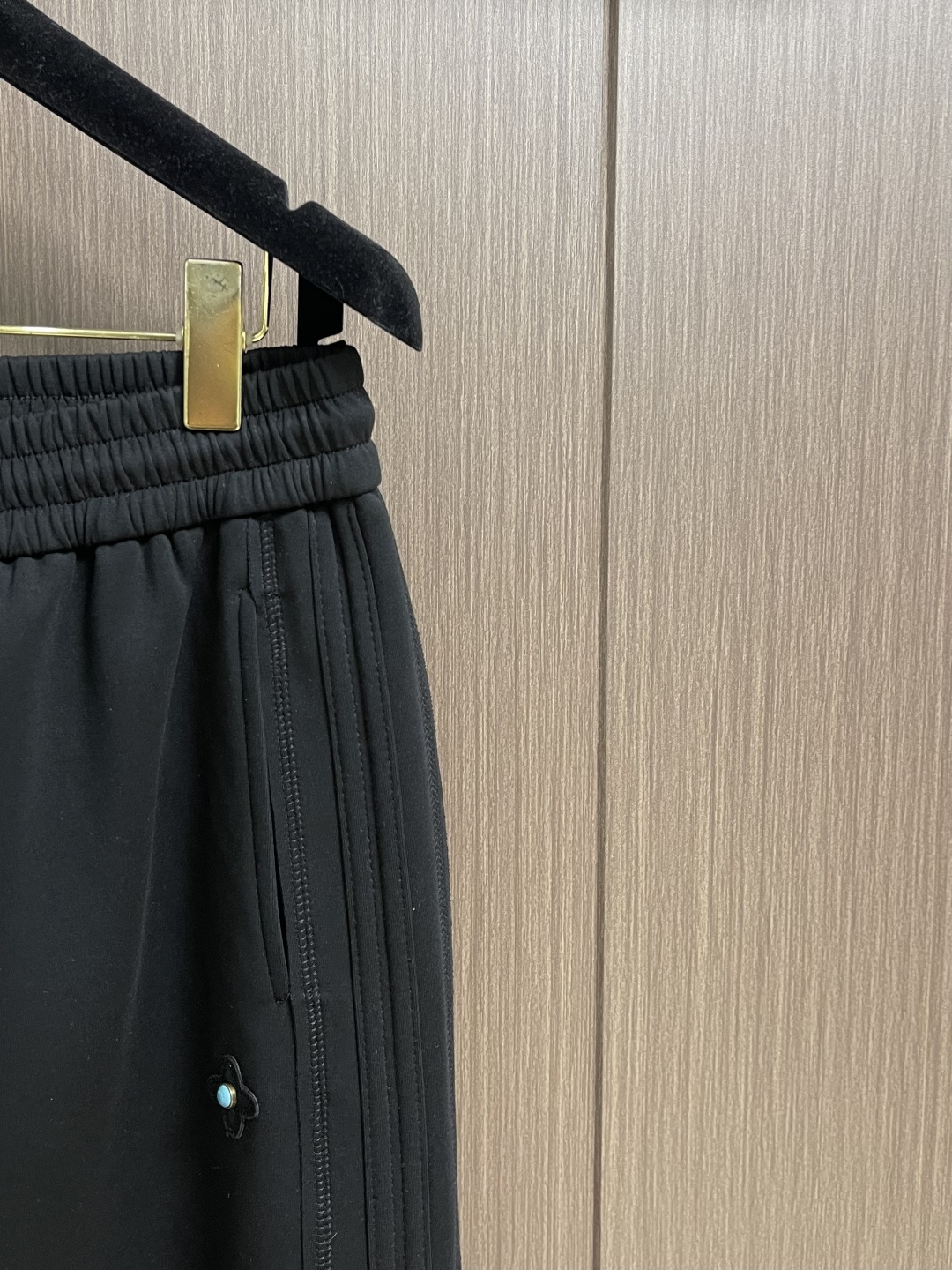 。🩵LV 2026ss新款棉质抽绳直筒卫裤，经典的徽标带饰点缀，穿着舒适百搭永不过时无论跑步居家上班都搭