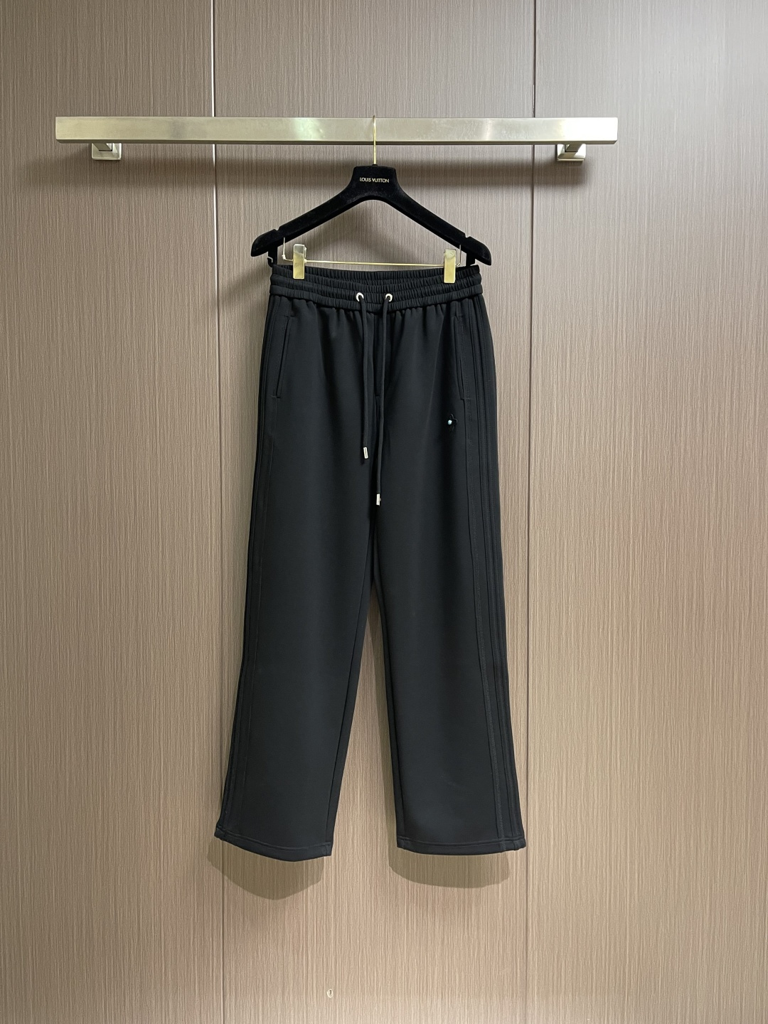 。🩵LV 2026ss新款棉质抽绳直筒卫裤，经典的徽标带饰点缀，穿着舒适百搭永不过时无论跑步居家上班都搭
