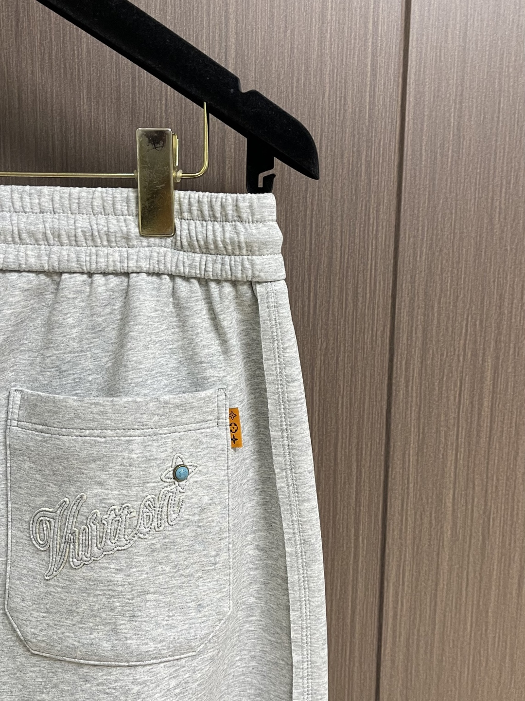 。🩵LV 2026ss新款棉质抽绳直筒卫裤，经典的徽标带饰点缀，穿着舒适百搭永不过时无论跑步居家上班都搭