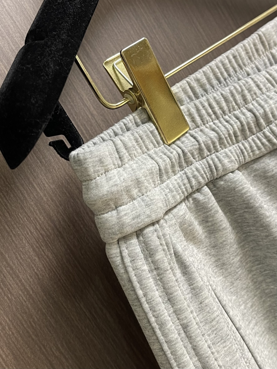 。🩵LV 2026ss新款棉质抽绳直筒卫裤，经典的徽标带饰点缀，穿着舒适百搭永不过时无论跑步居家上班都搭