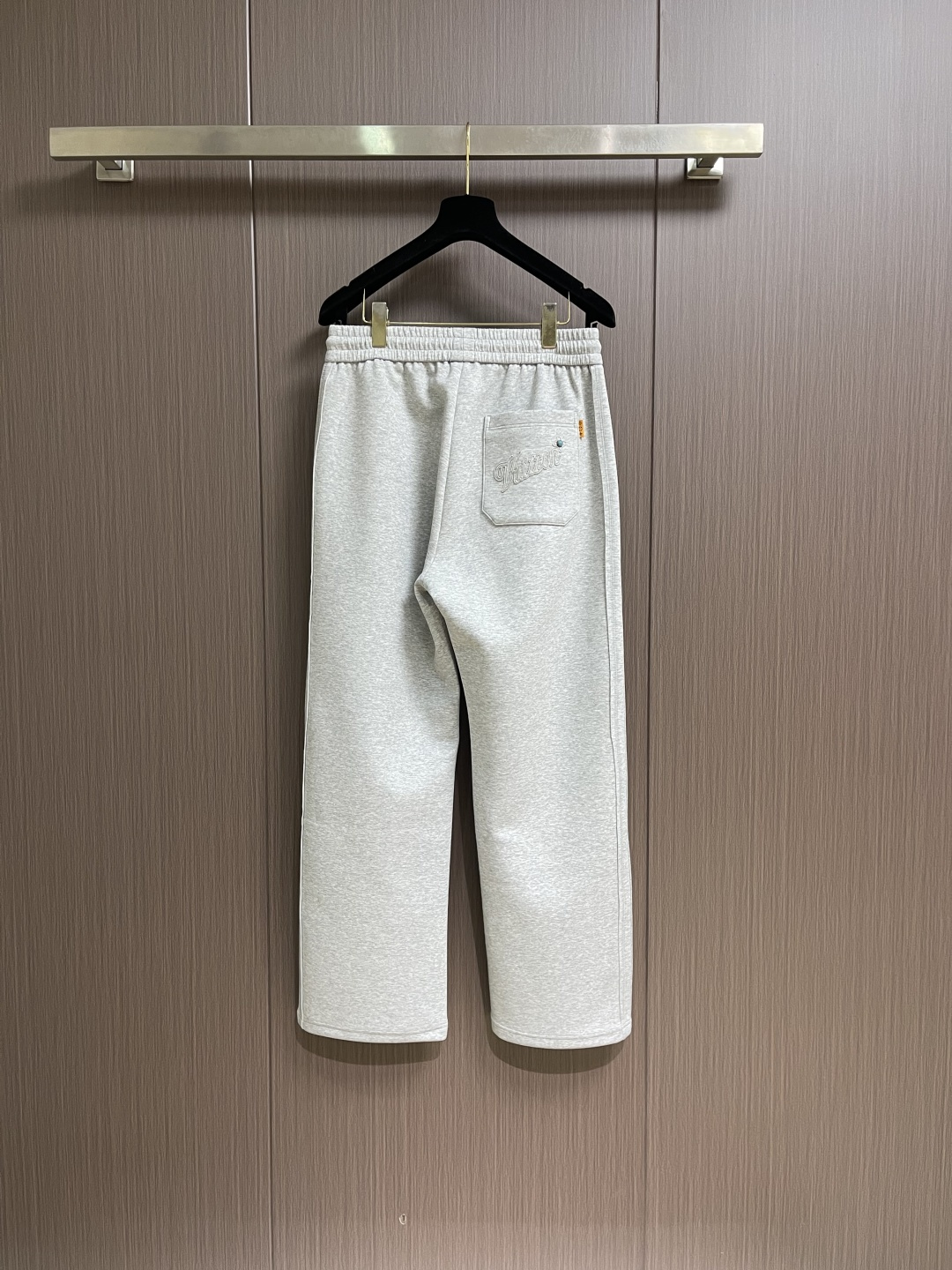 。🩵LV 2026ss新款棉质抽绳直筒卫裤，经典的徽标带饰点缀，穿着舒适百搭永不过时无论跑步居家上班都搭