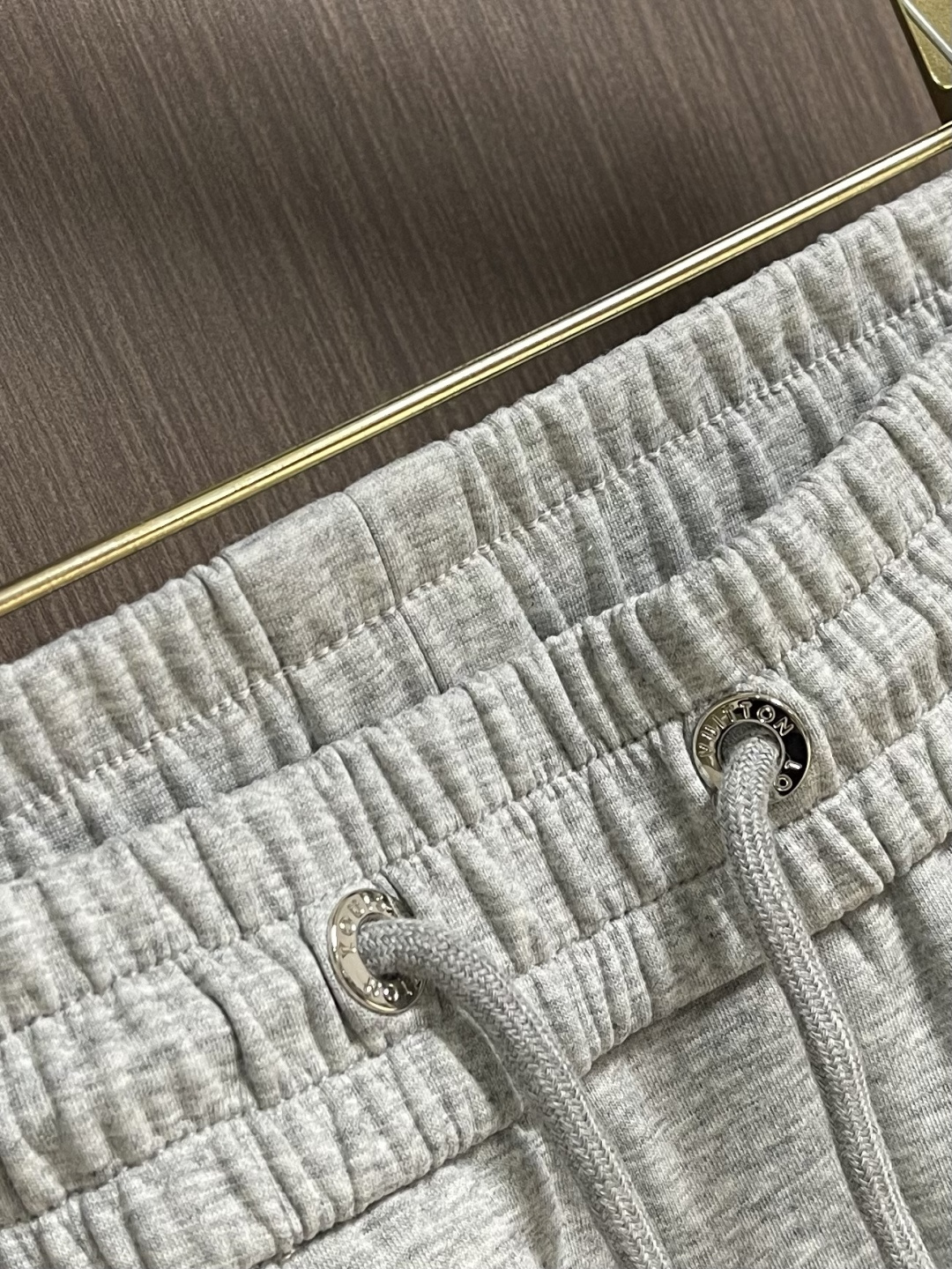 。🩵LV 2026ss新款棉质抽绳直筒卫裤，经典的徽标带饰点缀，穿着舒适百搭永不过时无论跑步居家上班都搭