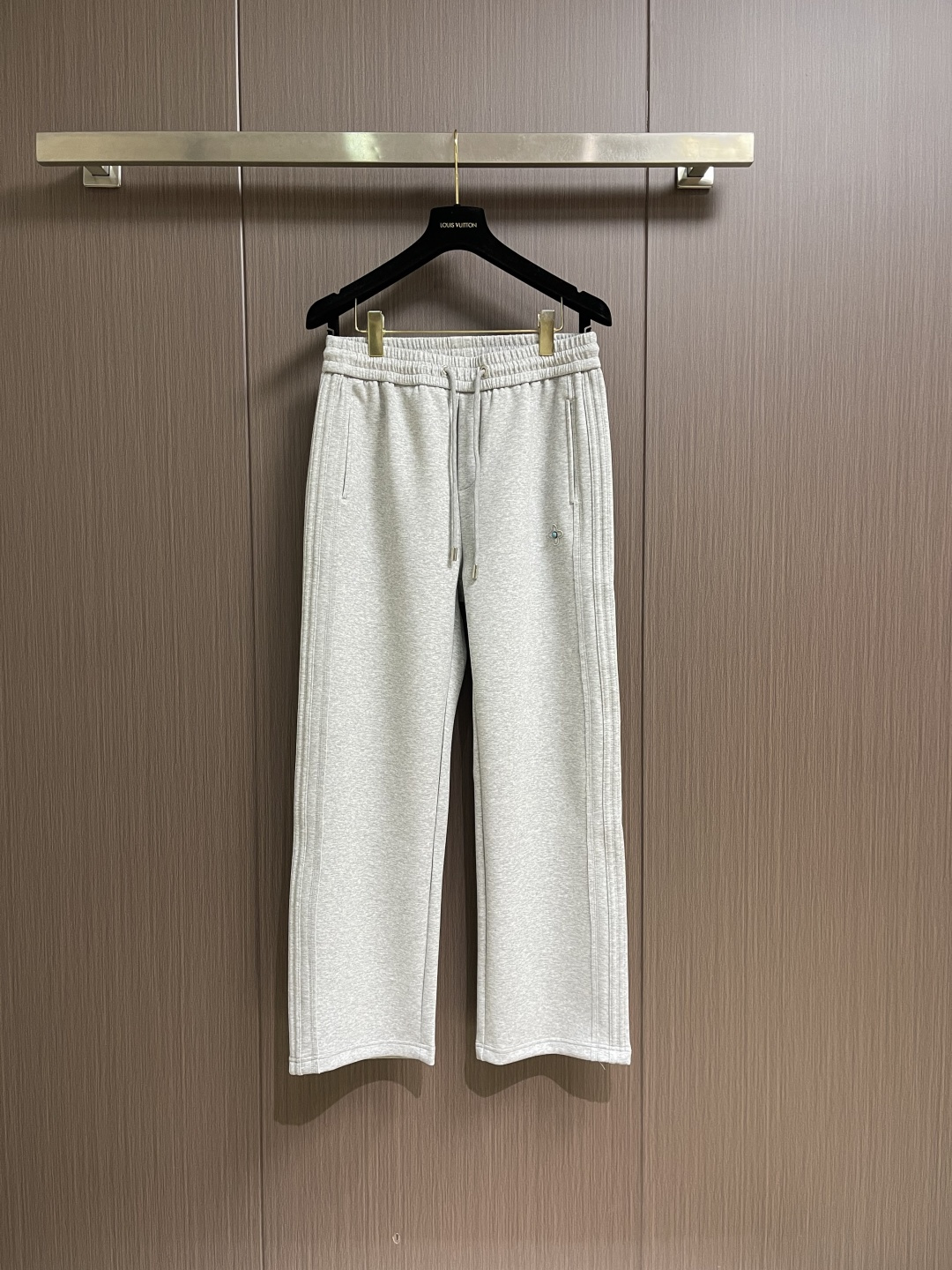 。🩵LV 2026ss新款棉质抽绳直筒卫裤，经典的徽标带饰点缀，穿着舒适百搭永不过时无论跑步居家上班都搭