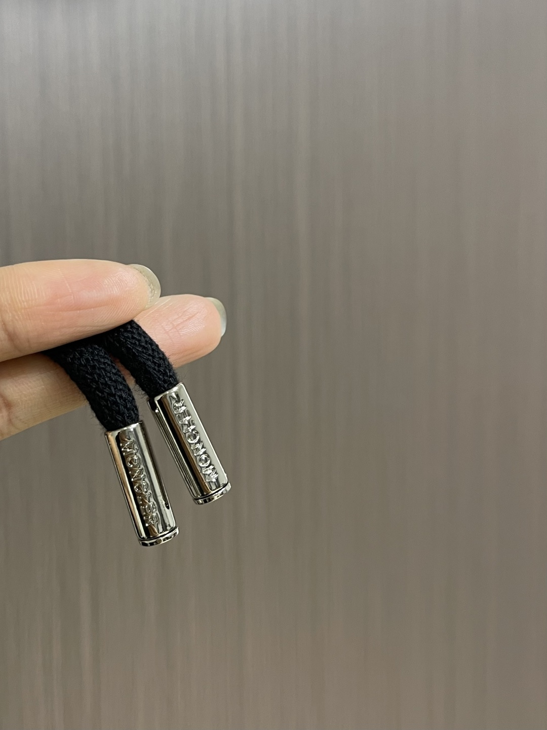 。🩵Moncler 2026ss早春新款男士新款侧边撞色织带休闲卫裤。两侧拼接撞色设计，很有时代气息 立