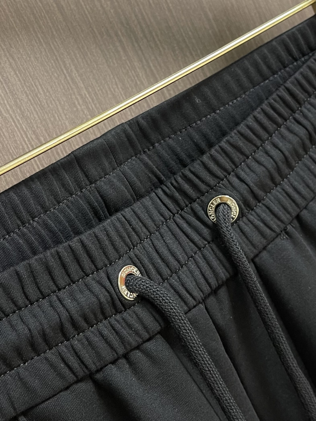 。🩵Moncler 2026ss早春新款男士新款侧边撞色织带休闲卫裤。两侧拼接撞色设计，很有时代气息 立