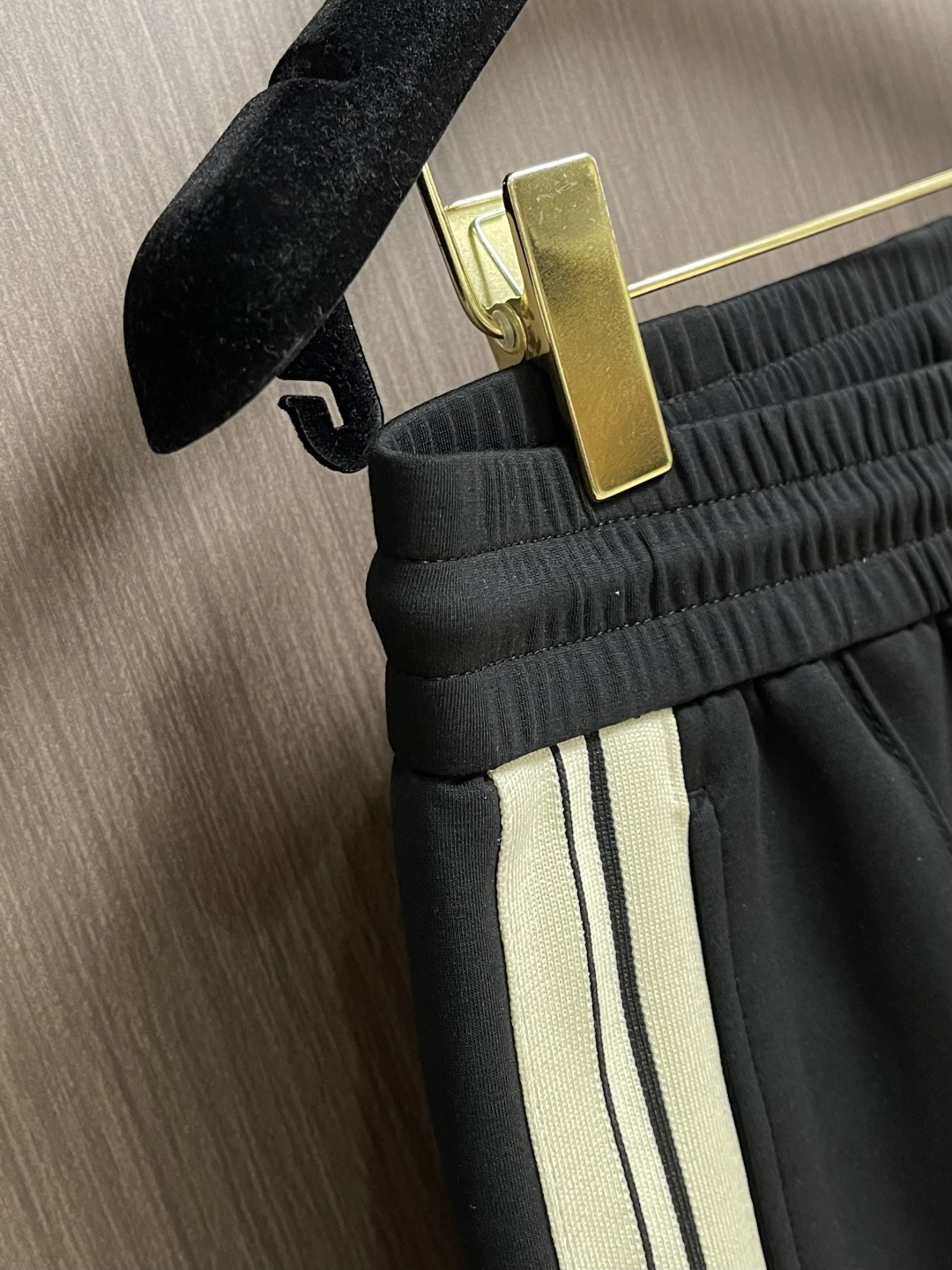 。🩵Moncler 2026ss早春新款男士新款侧边撞色织带休闲卫裤。两侧拼接撞色设计，很有时代气息 立