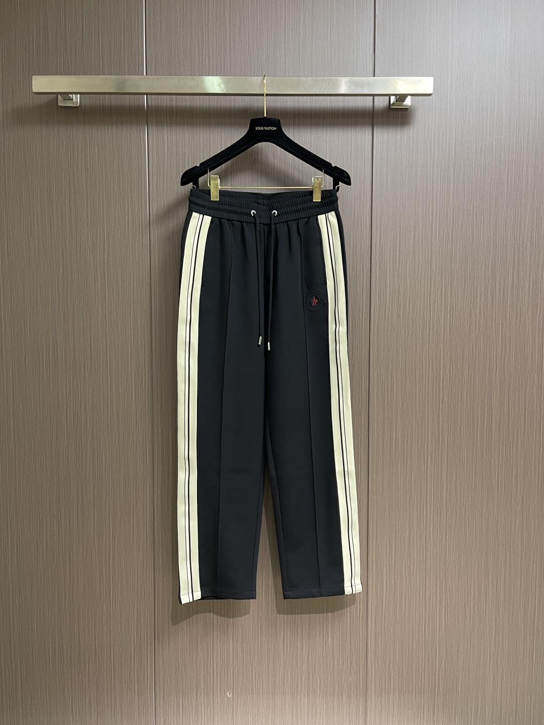 。🩵Moncler 2026ss早春新款男士新款侧边撞色织带休闲卫裤。两侧拼接撞色设计，很有时代气息 立