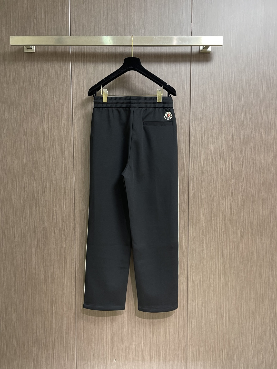 。🩵Moncler 2026ss早春新款男士新款侧边撞色织带休闲卫裤。两侧拼接撞色设计，很有时代气息 立