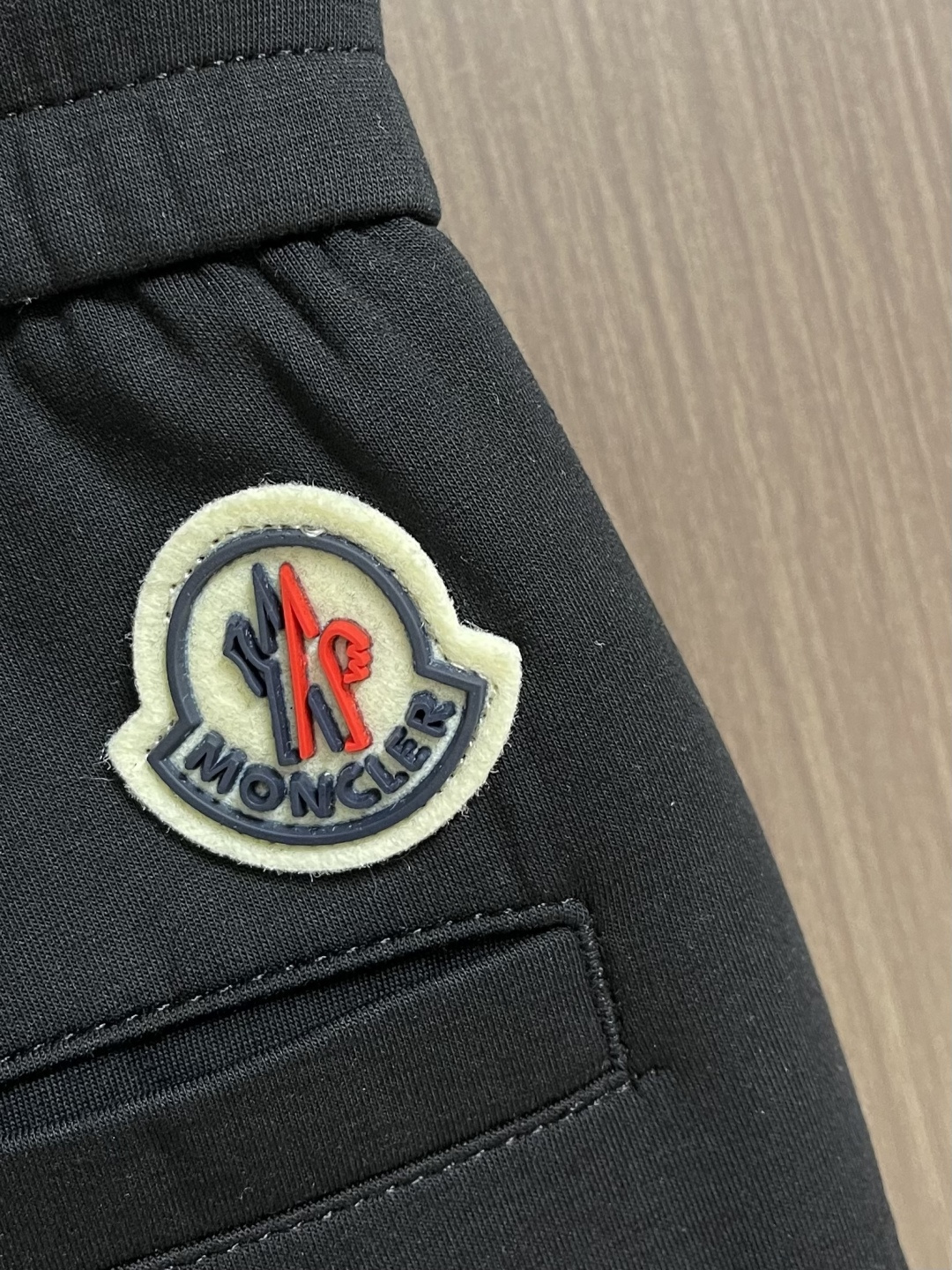 。🩵Moncler 2026ss早春新款男士新款侧边撞色织带休闲卫裤。两侧拼接撞色设计，很有时代气息 立