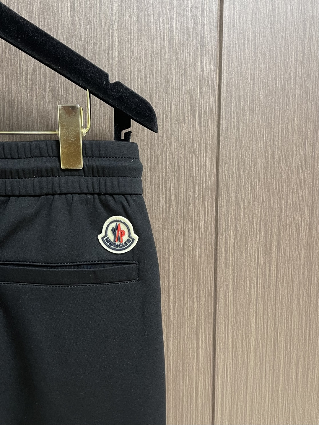 。🩵Moncler 2026ss早春新款男士新款侧边撞色织带休闲卫裤。两侧拼接撞色设计，很有时代气息 立