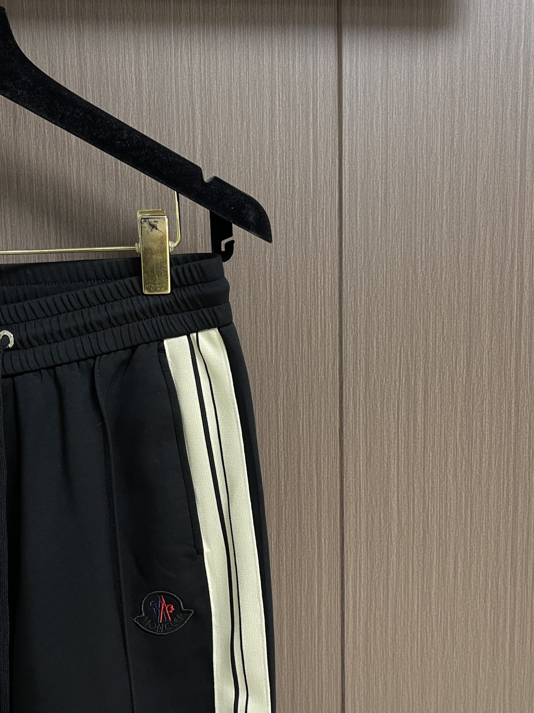 。🩵Moncler 2026ss早春新款男士新款侧边撞色织带休闲卫裤。两侧拼接撞色设计，很有时代气息 立