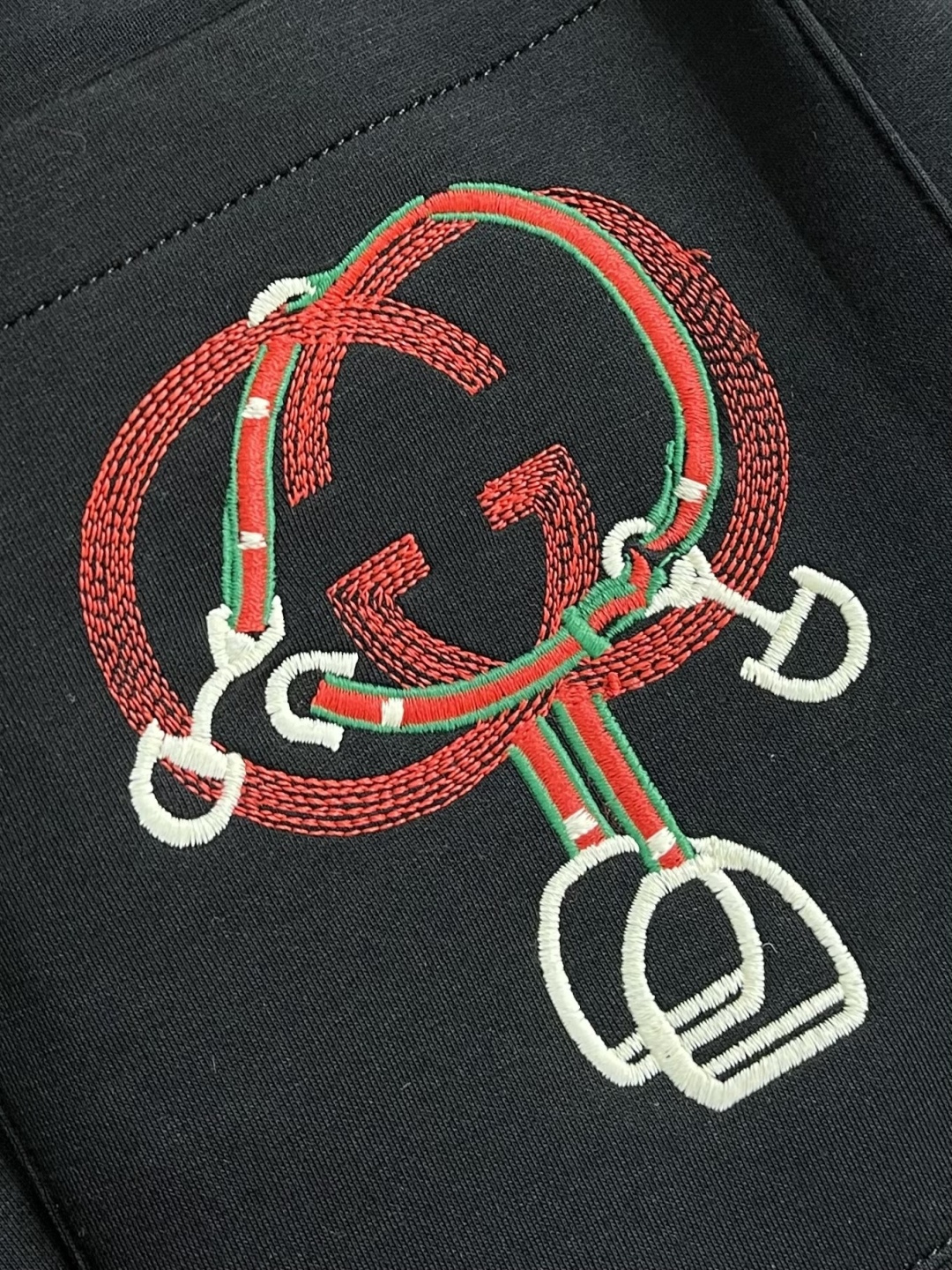 。🩵Gucci 男士新款侧边撞色织带休闲卫裤。两侧拼接撞色设计，很有时代气息 立体修身裁剪版型，休闲外出