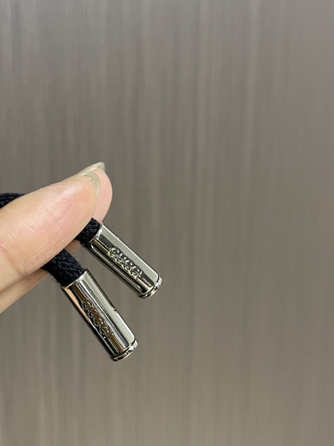 。🩵Gucci 男士新款侧边撞色织带休闲卫裤。两侧拼接撞色设计，很有时代气息 立体修身裁剪版型，休闲外出