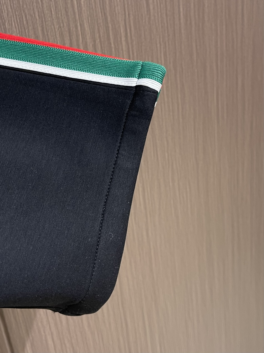 。🩵Gucci 男士新款侧边撞色织带休闲卫裤。两侧拼接撞色设计，很有时代气息 立体修身裁剪版型，休闲外出