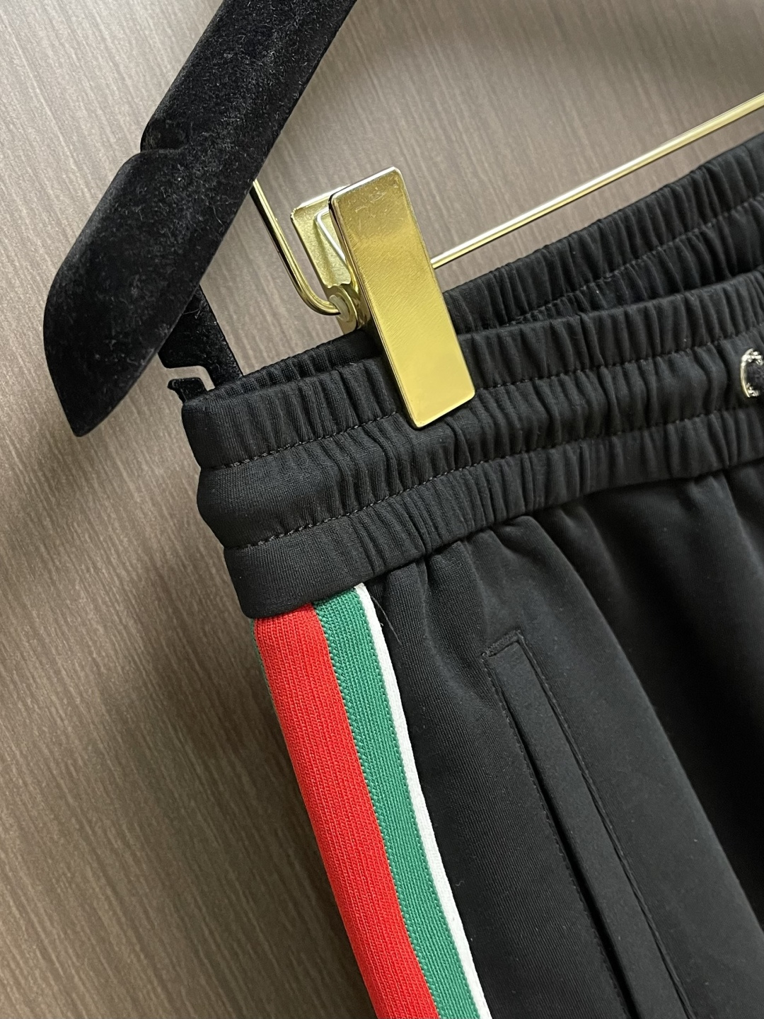 。🩵Gucci 男士新款侧边撞色织带休闲卫裤。两侧拼接撞色设计，很有时代气息 立体修身裁剪版型，休闲外出