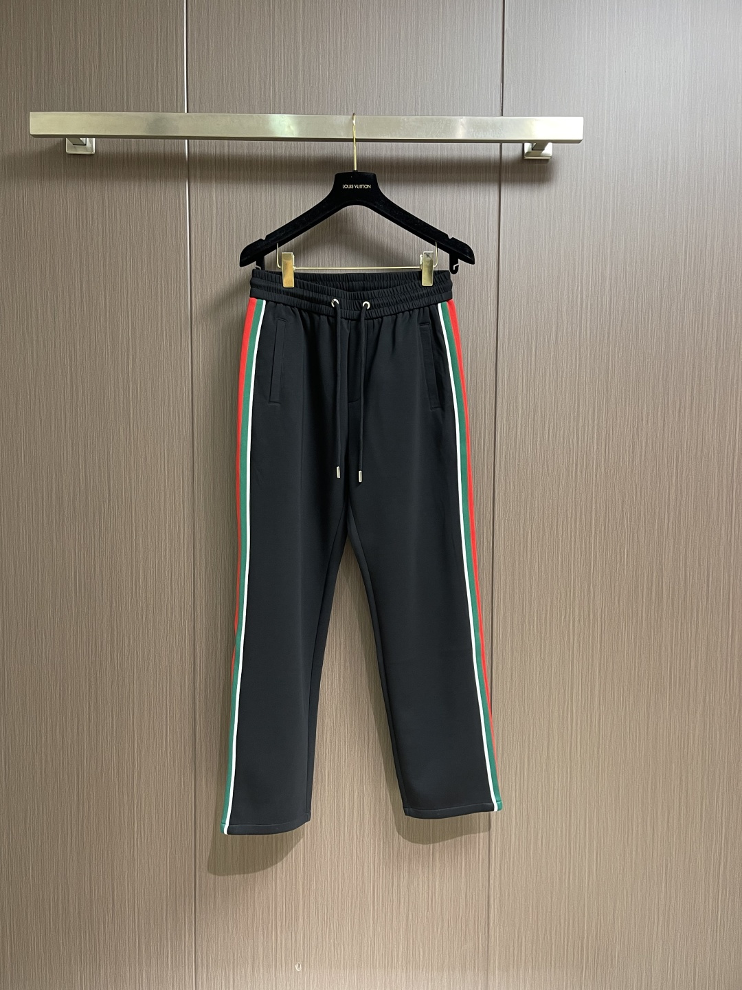 NO:735399,Support the after-sales service of Gucci men's new casual sweatpants with contrasting color webbing on the sides. The contrasting color design on both sides is very contemporary. The three-dimensional slim tailoring is the best match for casual outings and at home. Elastic waist with moderate elasticity and can be adjusted. Sizes M-4XL,,gucci,19860909支持年后售后 Gucci 男士新款侧边撞色织带休闲卫裤.两侧拼接撞色设计,很有时代气息 立体修身裁剪版型,休闲外出,居家都是最佳的搭配 松紧腰 弹力适中 可以调节.尺码M-4XL,,gucci,,Men's clothing