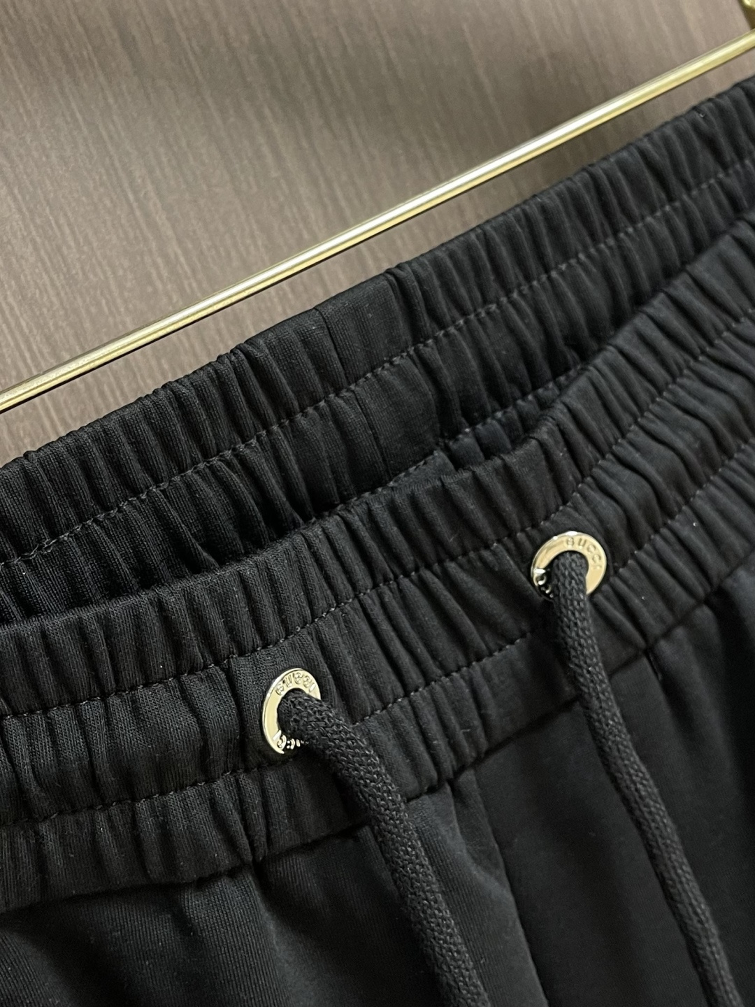 。🩵Gucci 男士新款侧边撞色织带休闲卫裤。两侧拼接撞色设计，很有时代气息 立体修身裁剪版型，休闲外出