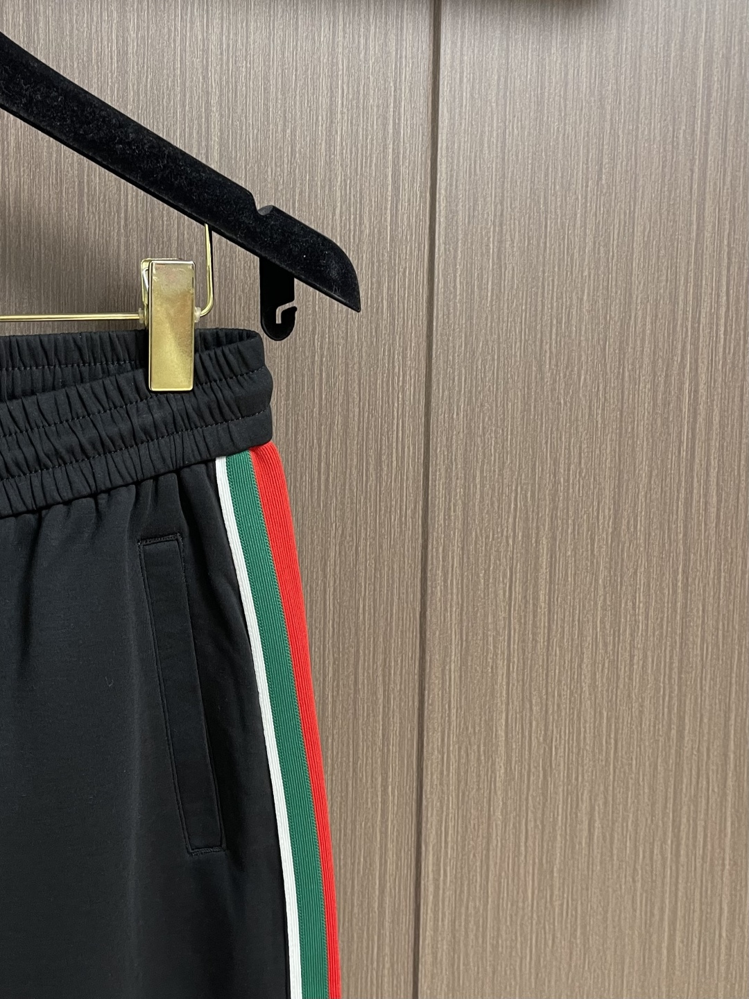 。🩵Gucci 男士新款侧边撞色织带休闲卫裤。两侧拼接撞色设计，很有时代气息 立体修身裁剪版型，休闲外出