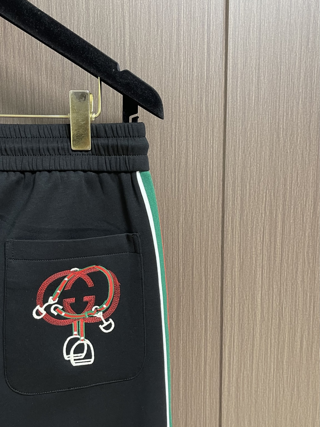 。🩵Gucci 男士新款侧边撞色织带休闲卫裤。两侧拼接撞色设计，很有时代气息 立体修身裁剪版型，休闲外出