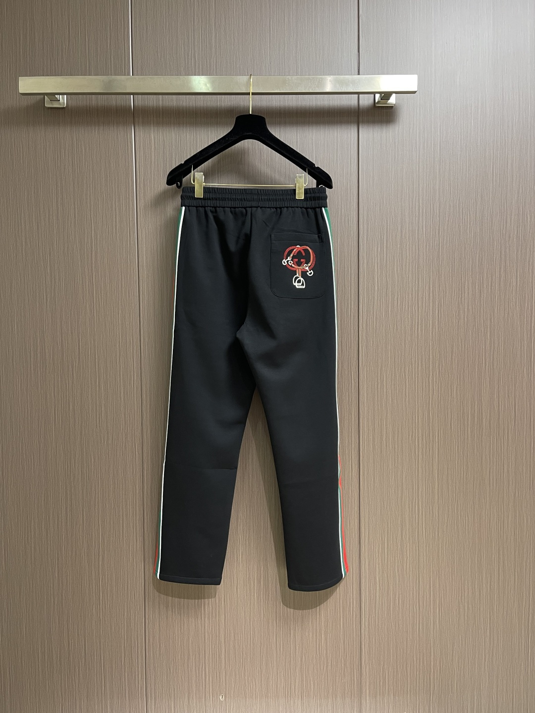 。🩵Gucci 男士新款侧边撞色织带休闲卫裤。两侧拼接撞色设计，很有时代气息 立体修身裁剪版型，休闲外出