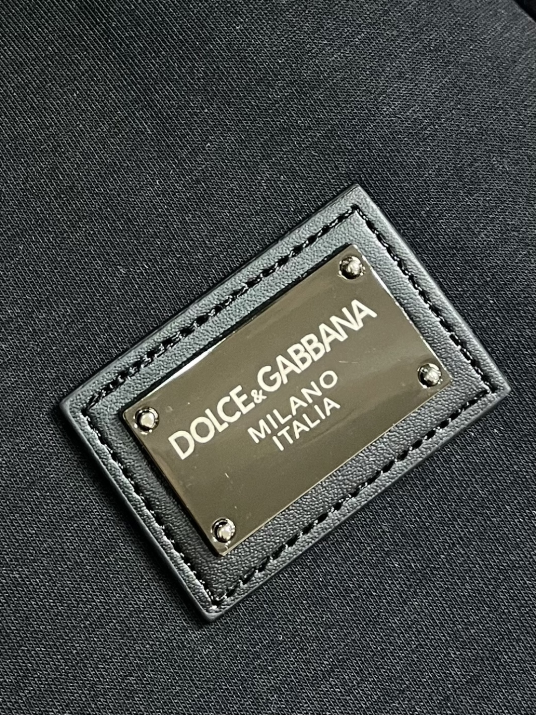 。🩵DolceGabbana DG 2026SS早春经典直筒卫裤，设计采用经典织带是这款卫裤的亮点之一，