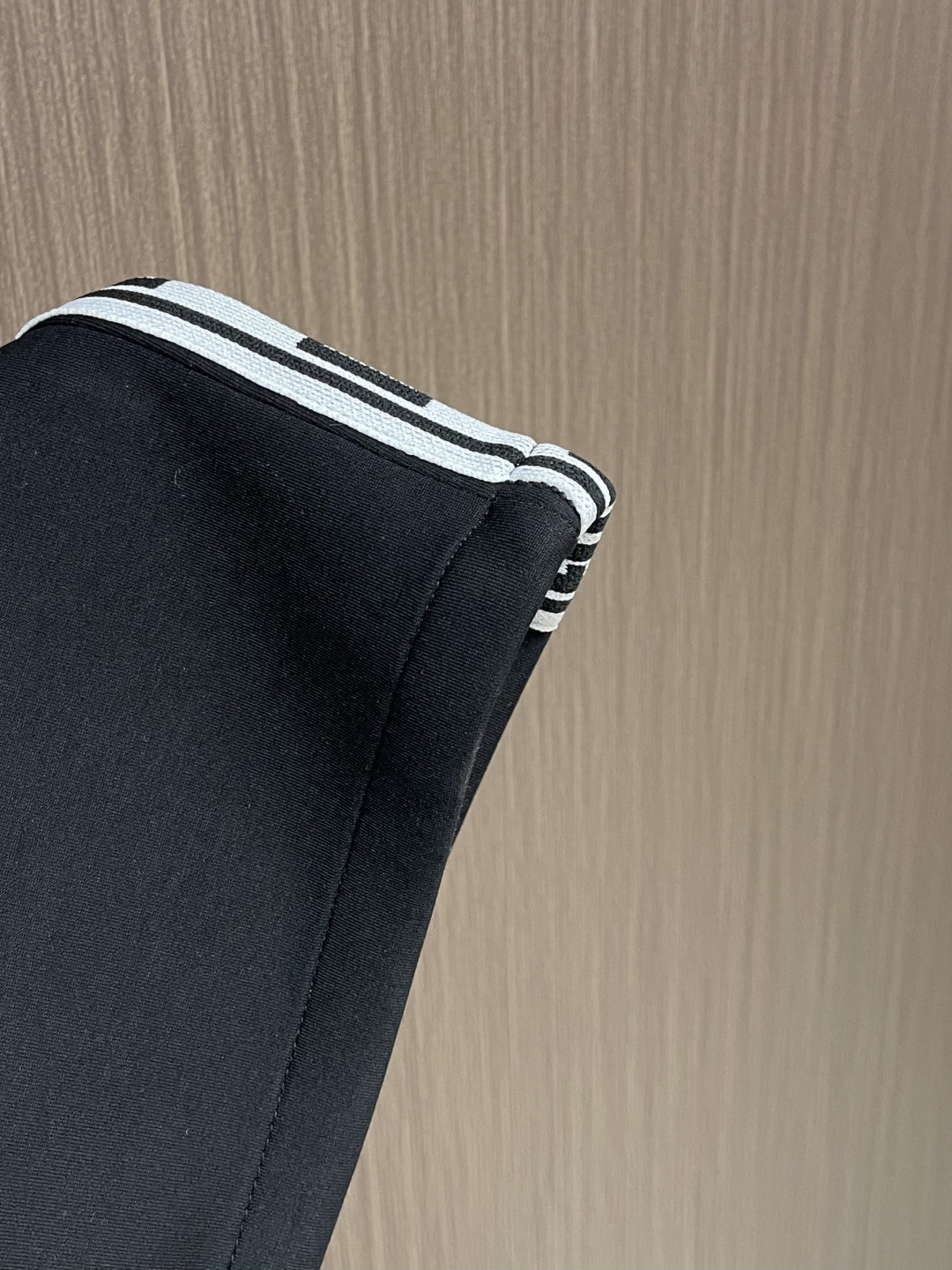 。🩵DolceGabbana DG 2026SS早春经典直筒卫裤，设计采用经典织带是这款卫裤的亮点之一，