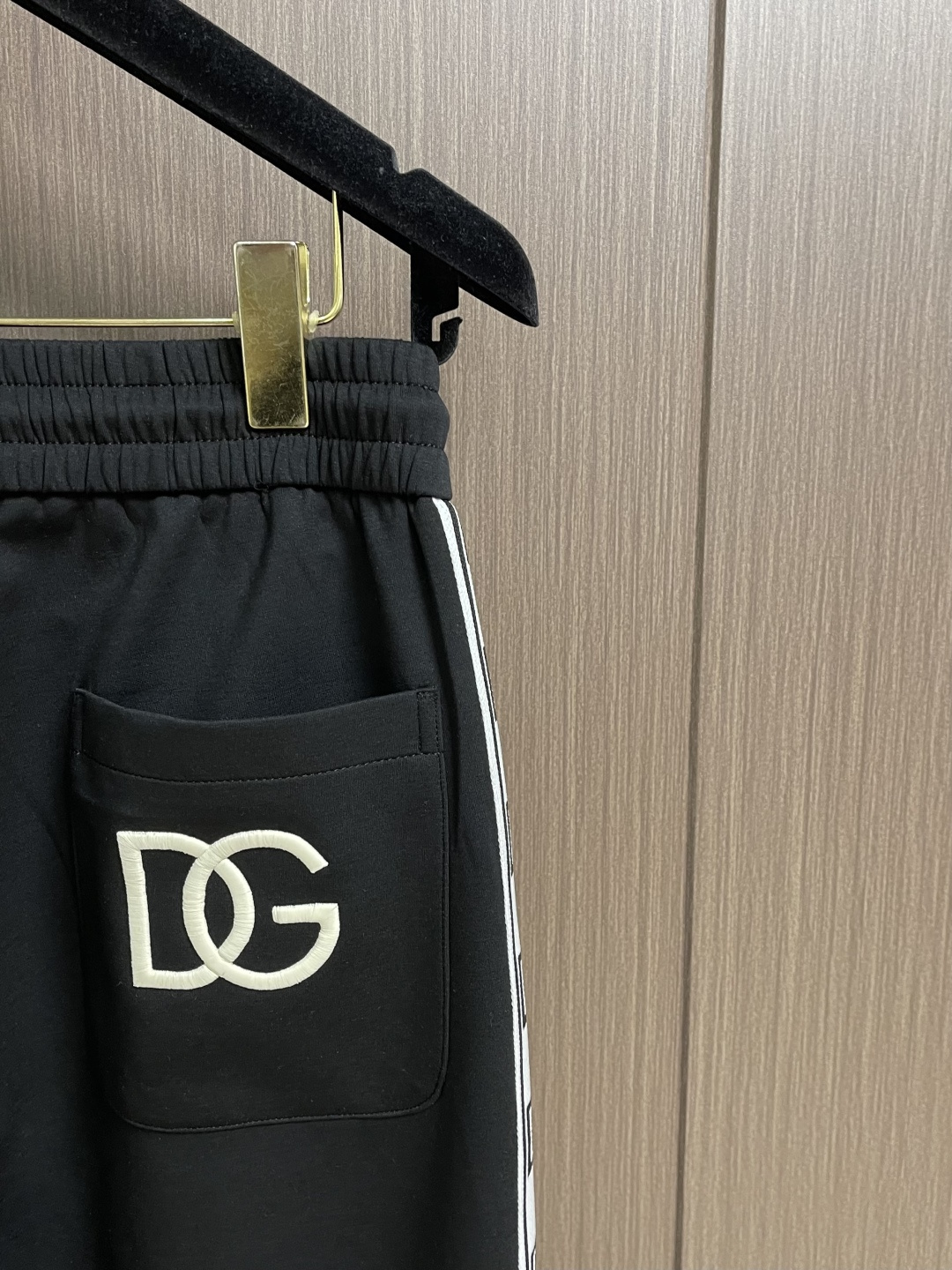 。🩵DolceGabbana DG 2026SS早春经典直筒卫裤，设计采用经典织带是这款卫裤的亮点之一，