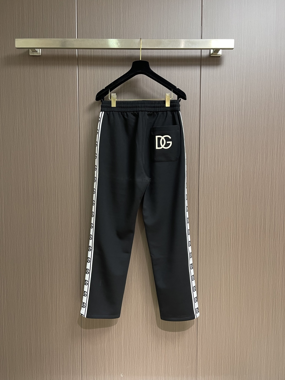 。🩵DolceGabbana DG 2026SS早春经典直筒卫裤，设计采用经典织带是这款卫裤的亮点之一，