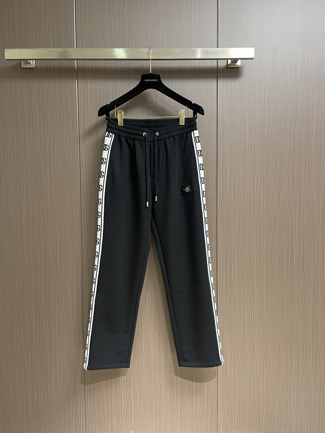 。🩵DolceGabbana DG 2026SS早春经典直筒卫裤，设计采用经典织带是这款卫裤的亮点之一，