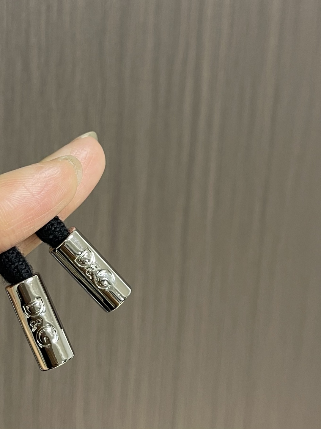 。🩵DolceGabbana DG 2026SS早春经典直筒卫裤，设计采用经典织带是这款卫裤的亮点之一，