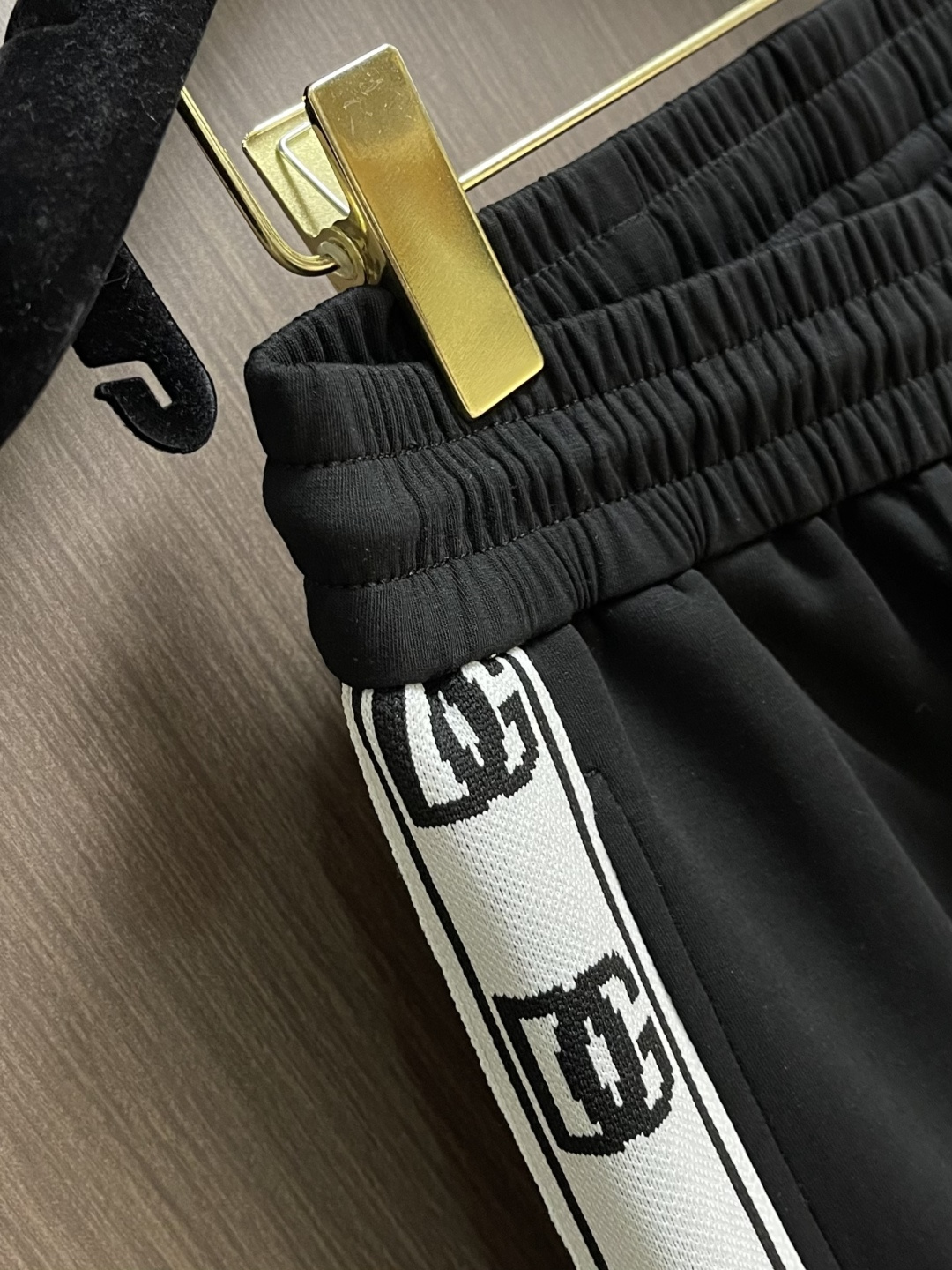 。🩵DolceGabbana DG 2026SS早春经典直筒卫裤，设计采用经典织带是这款卫裤的亮点之一，