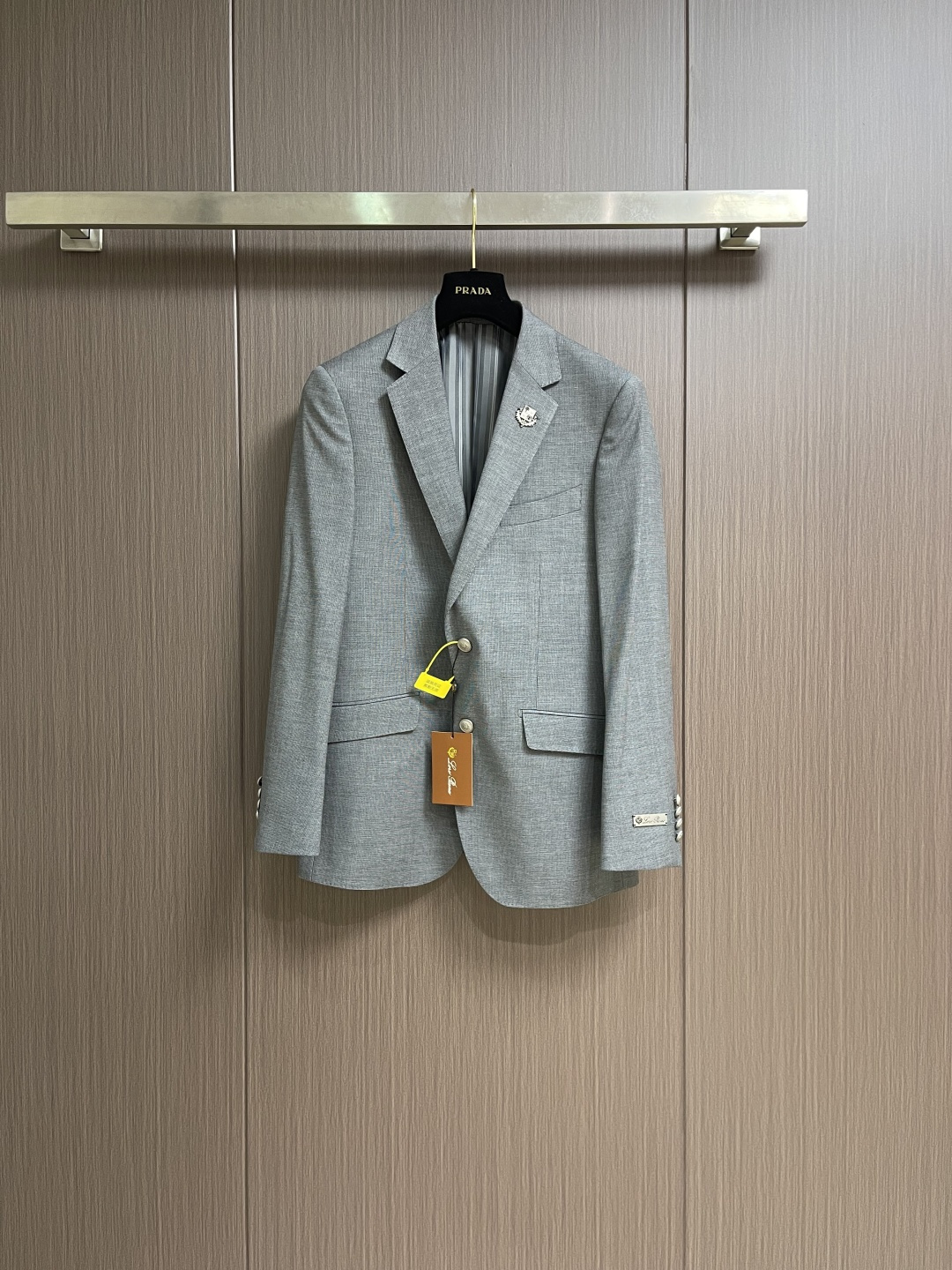 NO:730572,Support after-sales service in the year. The complete set can be sold separately. Single suit and trousers. LP Loropiana. 2026SS early spring new blazer and trousers suit with metal LOGO logo on the chest cuffs. It is breathable, soft and warm. It is straight and drapey. The whole piece is neatly routed. All hardware and accessories are supplied by customers. Top accessories with logo. At first glance, it is a high-end fabric. This fabric is all custom-woven. There is no such thing outside.  A good product from a regular major factory, nothing to be picky about. This kind of piece is always worn and very practical. The size of trousers is 29-38. The size of suit is 46-58. Suit size 46, length 73, shoulder width 43.5, chest 100, size 48, length 75, shoulder width 45, chest 104, size 50, length 77, shoulder width 46.5, chest 108  Size 52, length 79, shoulder width 47.4, chest 112, size 54, length 81, size 54, length 81, size 56, length 81, size 56, length 81, size 56, length 82, size 58, size 51, length 82, size 51, bust 124, trousers size 29, length 101, waist 73, hip 91, size 30, length 103  Waist 75 Hips 93 Size 31 Pants Length 103 Waist 79 Hips 97 Size 32 Pants Length 105 Waist 81 Hips 99 Size 33 Pants Length 105 Waist 83 Hips 103 Size 34 Pants Length 105 Waist 87 Hips 105 Size 36 Pants Length 107 Waist 91 Hips 109 Size 38 Pants Length 109  Waist 97 Hips 115,,loro piana,loro piana,jackets & coats,business suit,19860909支持年后售后 整套 可拆卖 单西服 西裤 LP Loropiana 诺悠翩雅 2026SS早春新款胸前袖口金属LOGO标识西装外套西裤套装,透气柔软保暖性很强,笔挺垂感十足,整件车工走线整齐平整,所有五金附料都是客供带logo顶级配件一看就是高档的面料这种面料都是定织的 外面根本就没有 正规大厂途径出来的好货,无任何有挑剔的地方 这样的一件属于常备常穿的,实用性很强.西裤码数29-38 西服码数46-58 西服 46码衣长73 肩宽43.5胸围100 48码衣长75 肩宽45 胸围104 50码衣长77 肩宽46.5胸围108 52码衣长79 肩宽47.4胸围112 54码衣长81 肩宽48.6 胸围116 56码衣长81 肩宽49.8 胸围120 58码衣长82 肩宽51胸围124 西裤 29码 裤长101腰围73臀围91 30码 裤长103 腰围75臀围93 31码裤长103 腰围79臀围97 32码 裤长105 腰围81 臀围99 33码 裤长105 腰围83臀围103 34码 裤长105 腰围87臀围105 36码 裤长107 腰围91臀围109 38码 裤长109 腰围97臀围115,,loro piana,loro piana,jackets & coats,business suit,,Men's clothing