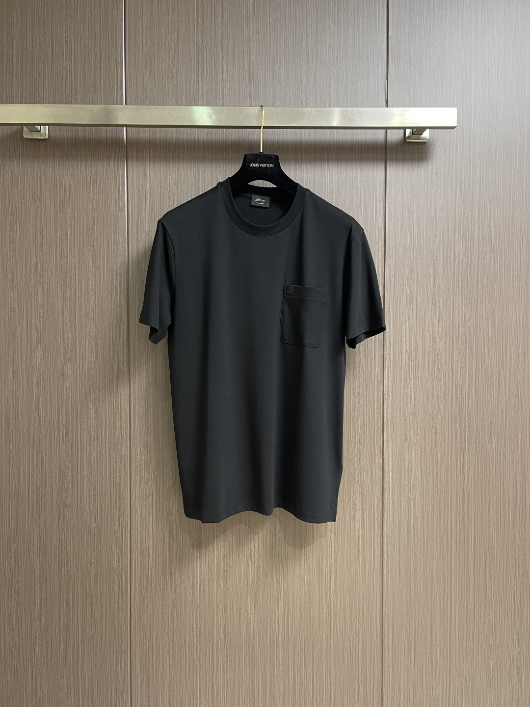 NO:735359,Brioni 2026SS new chest pocket round neck short-sleeved T-shirt supports after-sales service after the year. It is made of custom-made fabrics imported from customers. The surface of the fabric is very textured and obvious. The upper body is breathable, light and very comfortable. The details highlight the design features and exquisite craftsmanship. The overall details are wonderful!  The overall style is fashionable, simple and elegant. Sizes M-XXL M size bust 104 shoulder width 46 length 70.5 L size bust 108 shoulder width 47 length 71.519860909支持年后售后 Brioni 2026SS新款胸前口袋圆领短袖T恤,采用客供进口定制面料,面料表面非常有质感显而易见,上身透气轻薄十分舒适,细节处彰显设计特色与精湛工艺,整体细节美妙绝伦！整体款式时尚简洁大方.尺码M-XXL  M码 胸围104 肩宽46衣长70.5 L码 胸围108 肩宽47衣长71.5  XL码 胸围112肩宽48衣长72.5 XXL码 胸围116肩宽49衣长73.5,,T-shirt,tees，t-shirt,,Men's clothing