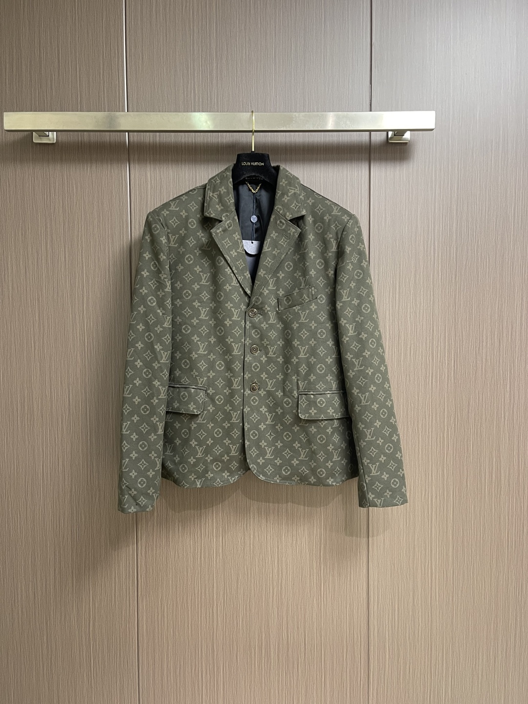 NO:730630,Support after-sales LV after the year  Show style jacquard denim suit jacket with leather logo on the back, made of solid and crisp high-grade jacquard denim fabric, showing a unique military green tone. The fabric is carefully integrated with the classic Monogram flower and LV letter jacquard pattern, low-key highlighting the brand imprint, the pattern  The texture is delicate and layered. Its core craftsmanship focuses on sophisticated tailoring and ingenious details. The three-dimensional and neat suit shape is precisely cut, with distinct shoulder lines and smooth waist lines, creating a modern and modern silhouette. The back is decorated with the iconic brown calfskin brand and embossed Louis  The words Vuitton Paris are the finishing touch. The metal buttons and hardware are carefully polished and have a uniform color and texture. The lining is made of silk fabric with the brand's exclusive pattern, providing a comfortable and skin-friendly wearing experience. The overall process adheres to the brand's consistent strict standards, from fabric weaving to sewing, every seam and edge is processed cleanly to ensure the long-lasting style and excellent quality of the clothing, perfectly blending the coolness of jeans and the sophistication of suits. Sizes 46-52  Size 46, bust 106, shoulder width 46.5, length 74, size 48, bust 110, shoulder width 46, length 76, size 50, bust 114, shoulder width 49.5, length 78, size 52, bust 118, shoulder width 51, length 80,, louis vuitton, louis vuitton, jackets & coats, business suit, cowhide,19860909支持年后售后 LV 秀款后背皮牌字母提花牛仔西装外套,采用坚实挺括的高级提花牛仔面料打造,呈现独特的军绿色调.面料精心融入了经典的Monogram花卉与LV字母提花图案,低调彰显品牌印记,纹理细腻富有层次.其核心工艺聚焦于精良裁剪与匠心细节.立体利落的西装版型经精准剪裁,肩线分明,腰部线条收拢流畅,构筑现代摩登廓形.后背饰有标志性的棕色小牛皮牌,压印Louis Vuitton Paris字样,成为点睛之笔.金属纽扣与五金件均经过细致打磨,色泽质感统一.内衬选用品牌专属图案的丝质面料,提供舒适亲肤的穿着体验.整体工艺秉承品牌一贯的严苛标准,从面料织造到缝制成型,每处接缝与边缘均处理得干净利落,确保服装的持久型格与卓越品质,完美融合牛仔的飒爽与西装的精致.尺码46-52 46码 胸围106 肩宽46.5 衣长74 48码 胸围110肩宽46 衣长76 50码 胸围114肩宽49.5 衣长78 52码 胸围118肩宽51 衣长80,,louis vuitton,louis vuitton,jackets & coats,business suit,cowhide,,Men's clothing