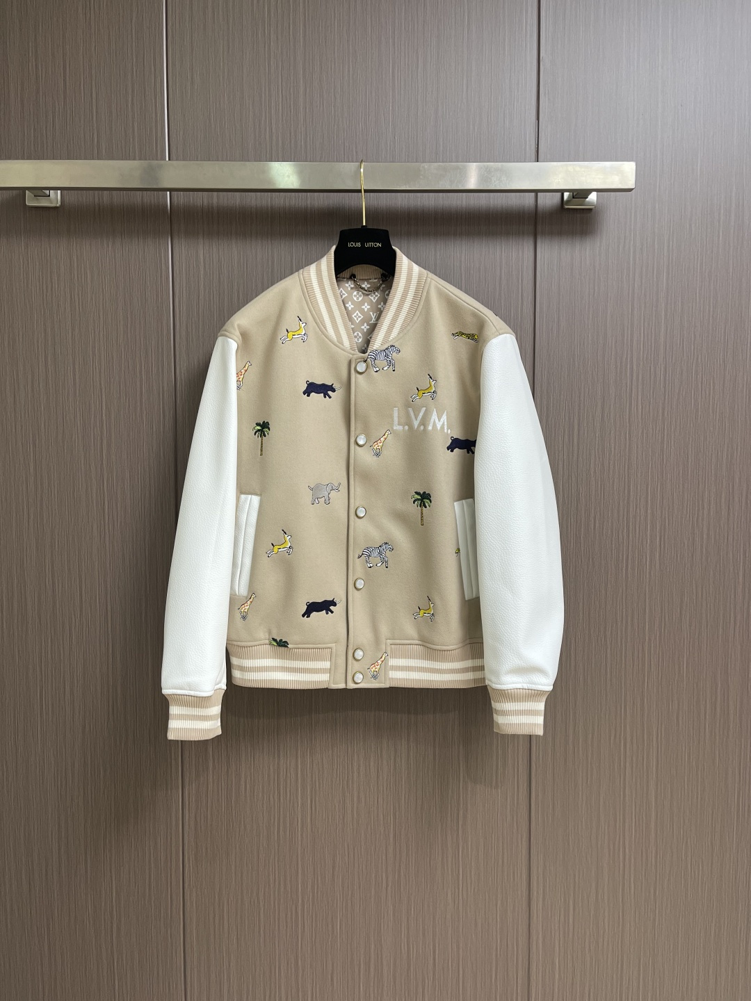 NO:730590,Support after-sales LV after the year  The animal embroidered leather baseball jersey jacket is made of the same heavy wool blended fabric as the original. It has a soft and rich texture with a delicate texture, which has excellent warmth retention performance and skin-friendly experience. The sleeves are spliced with flexible and crisp matte leather, which is wear-resistant and rich in structure. It contrasts sharply with the wool and creates a rich visual layer. The body is fully covered with animal and plant themed embroidery, using multi-color silk threads through three-dimensional  The body embroidery process is carefully presented, and the patterns are vivid and lifelike. The details are embellished with exquisite 'L.V.M.' letter embroidery, and the stitches are fine and neat, injecting a smart and artistic atmosphere into the whole. The classic baseball collar is matched with ribbed trim, which is moderately elastic and not easy to deform, fits the neck line, and is neat and stylish. It is custom-woven and dyed, without any color difference from the original version. The ingenious craftsmanship is perfectly restored, three standards are complete, and customized accessories. Sizes S-XL  Size S bust 123 shoulder width 51 length 66 M size bust 127 shoulder width 52 length 68 L size bust 131 shoulder width 53 length 70 XL size bust 135 shoulder width 54 length 72,,louis vuitton,jackets & coats,jackets & coats,19860909支持年后售后 LV 动物刺绣拼皮棒球服夹克外套,面料采用原版一致重磅羊毛混纺面料打造衣身主体,质感柔软丰盈,肌理细腻,兼具出色保暖性能与亲肤体验.衣袖拼接柔韧挺括的哑光皮质,耐磨且富有结构感,与毛料形成鲜明对比,营造丰富的视觉层次.衣身满幅覆盖动物与植物主题刺绣,运用多色丝线通过立体绣工艺精心呈现,图案生动逼真,栩栩如生.细节处点缀精致'L.V.M.'字母刺绣,针脚细密整齐,为整体注入灵动艺术气息.经典棒球领搭配罗纹饰边,弹性适中不易变形,贴合颈部线条,利落有型.定织定染,与原版无任何色差.匠心工艺完美还原,三标齐全,定制辅料.尺码S-XL S码 胸围123 肩宽51 衣长66 M码 胸围127 肩宽52 衣长68 L码 胸围131 肩宽53 衣长70 XL码 胸围135 肩宽54 衣长72,,louis vuitton,jackets & coats,jackets & coats,,Men's clothing