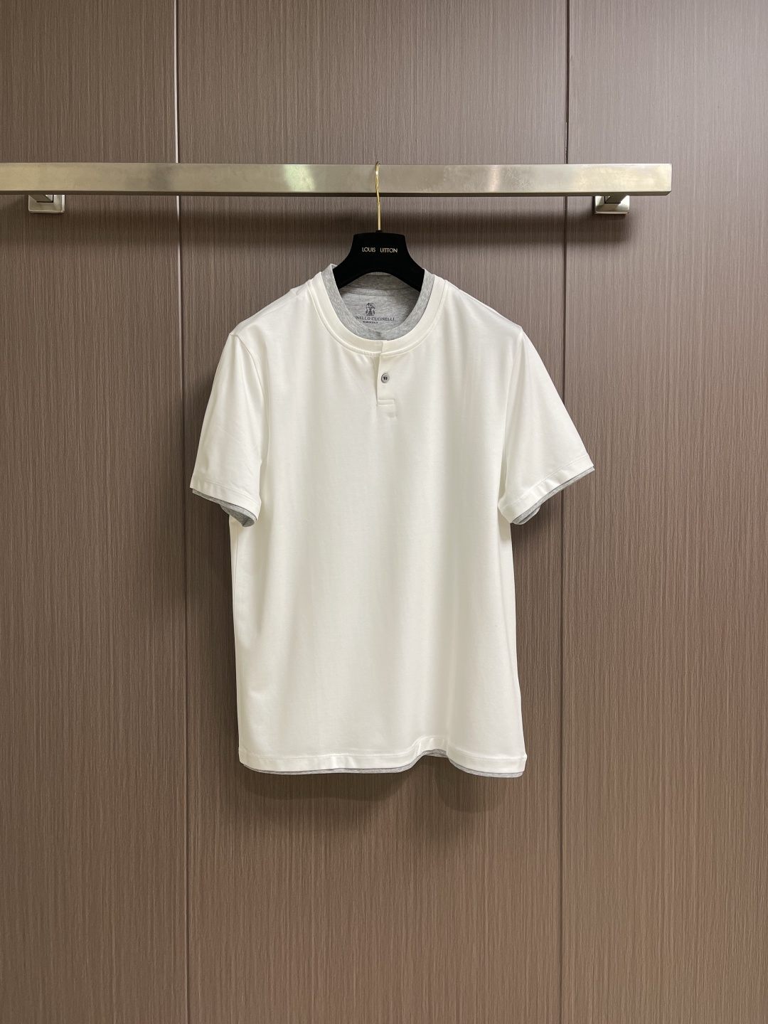 NO:735364,Support after-sales service after the year. Brunello Cucinelli BC fake two-piece round neck short-sleeved T-shirt. 2026SS early spring new short-sleeved. Men's daily outing with closed eyes and high-end custom fabric short-sleeved. The charm lies in creating a simple and luxurious fashion. You can match it casually to feel the unique temperament of British style.  The loose fit shows a casual style. Sizes M-XXL M, bust 108, shoulder width 47, length 71, size L, bust 112, shoulder width 48, length 7219860909支持年后售后 Brunello Cucinelli BC 假两件圆领短袖T恤 2026SS早春新款短袖 男士日常出门闭眼搭高级定制面料短袖 魅力在于创造了简约奢华感的时尚,随意搭配感受英式风格独特气质．宽松的版型展现出休闲随意的风格.尺码M-XXL  M码 胸围108肩宽47 衣长71 L码 胸围112肩宽48衣长72  XL码 胸围116肩宽49衣长73 XXL码 胸围120肩宽50衣长74,,brunello cucinelli,T-shirt,tees，t-shirt,,Men's clothing