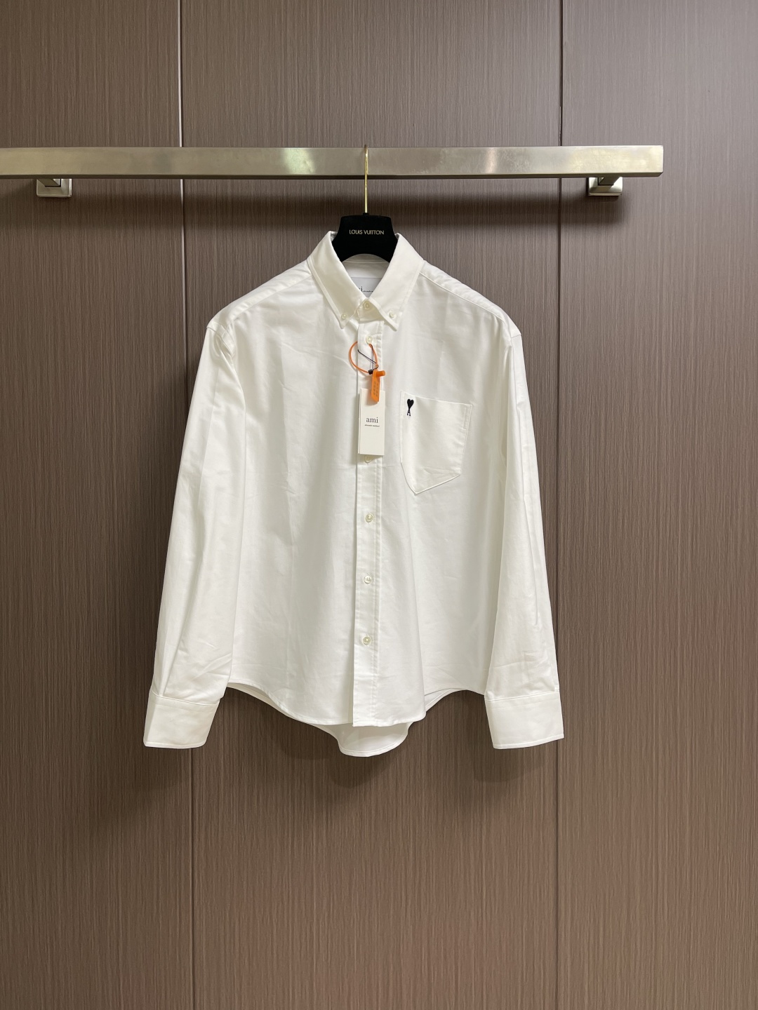 NO:730644,Support after-sales service after the year. Ami Paris love embroidered pocket long-sleeved shirt. Customized premium flexible Oxford cotton. Tight and smooth. Comfortable and close to the skin. A touch of simple white. Pure and elegant. The black silk thread dances on the chest with love embroidery. It is low-key and powerful. It uses pockets as the boundary to hide the French romance. It is the ultimate simplification of color. It uses the ultimate restraint to interpret an effortless sense of luxury. It uses imported machine embroidery technology.  Using advanced computer control systems and precision mechanical components to realize Ami's love embroidery work, the precision is high, the lines are smooth and delicate, the fabrics have been washed, the hand feel is better, not easy to deform, not easy to shrink, not easy to fade, and maintain long-term beauty. Size 37-38-39-40 S-XL, shirts,19860909支持年后售后 Ami Paris 爱心刺绣口袋长袖衬衫 定制臻品柔韧牛津棉布 紧致而爽滑 舒适贴肤 一抹简约白 纯净如初 优雅自现 黑色的丝线以爱心刺绣在胸前上翩翩起舞 低调且有力 以口袋为界 藏尽法式浪漫 是色彩的极致简化 以极致的克制 演绎不费力的高级感 采用进口机刺绣工艺 使用先进的计算机控制系统和精密的机械部件 实现Ami 爱心刺绣作业 精度高 线条流畅而细腻 面料都经过浇洗 手感质感更佳 不易变形 不易缩水 不易褪色 保持长久的美观.尺码37-38-39-40 S-XL,,shirts,,Men's clothing