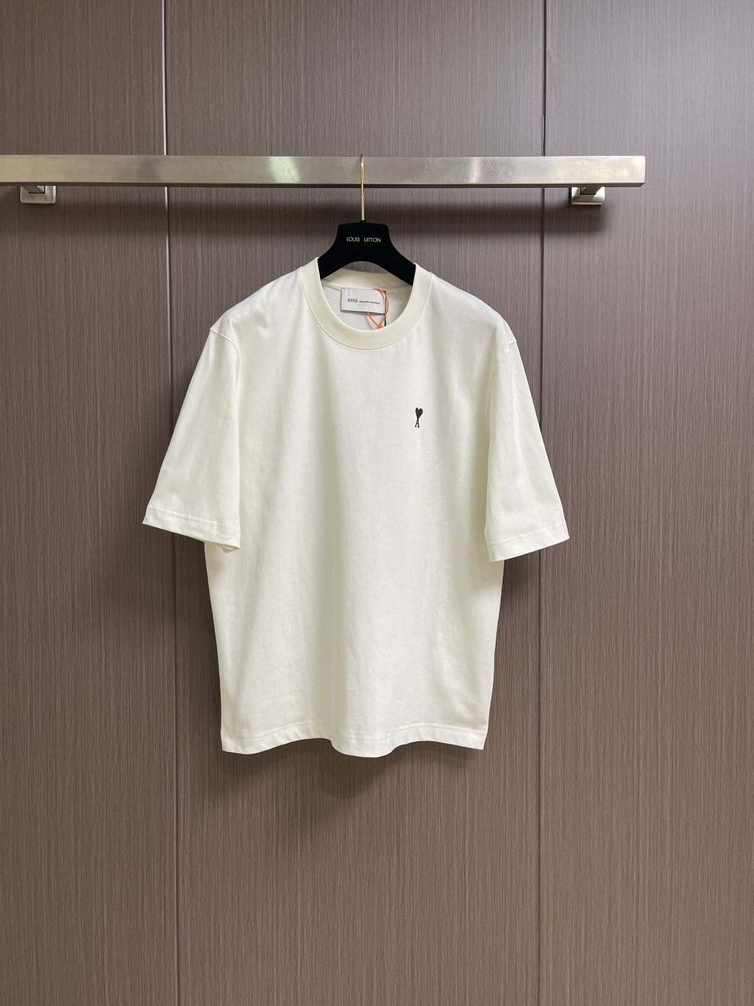 NO:730577,Support after-sales service after the year. Ami Paris love text printed short-sleeved T-shirt. Customized mist-soft combed cotton. Soft and delicate, comfortable and close to the skin. Soft off-white as canvas, gentle and rich in texture. A black love jumps out on the chest, quietly exuding its own charming halo. The back panel of Paris landmark 'PLACE DES VICTOIRES' is presented in matte offset printing. Record and lead the place where inspiration comes from. Write down the inheritance and freedom of French elegance. Adopt glue printing.  Use glue liquid paint to print the pattern on the fabric. Bake the fabric to fix the printed pattern. The fabrics are washed and have a better hand feel. Not easy to deform, not easy to shrink, not easy to fade, and maintain long-term beauty. Sizes S-XL  Clothing length 73,,T-shirt,tees,t-shirt,19860909支持年后售后 Ami Paris 爱心文字印花短袖T恤 定制雾柔精梳棉 柔软细腻 舒适贴肤 柔和的米白为画布 温柔且富有质感 胸前一抹黑色爱心跃然其上 悄然散发着独属于它的迷人光晕 后幅巴黎地标“PLACE DES VICTOIRES” 哑光胶印呈现 记录并带领孕育灵感的归属地 写尽法式优雅的传承与自由 采用胶浆印花 使用胶浆液体涂料在织物上打印图案 烘烤织物以固定印刷图案 面料都经过浇洗 手感质感更佳 不易变形 不易缩水 不易褪色 保持长久的美观.尺码S-XL S码胸围112肩宽48 衣长67 M码 胸围116肩宽49.5衣长69 L码胸围肩宽51 衣长71 XL码 胸围124肩宽52.5 衣长73,,T-shirt,tees，t-shirt,,Men's clothing