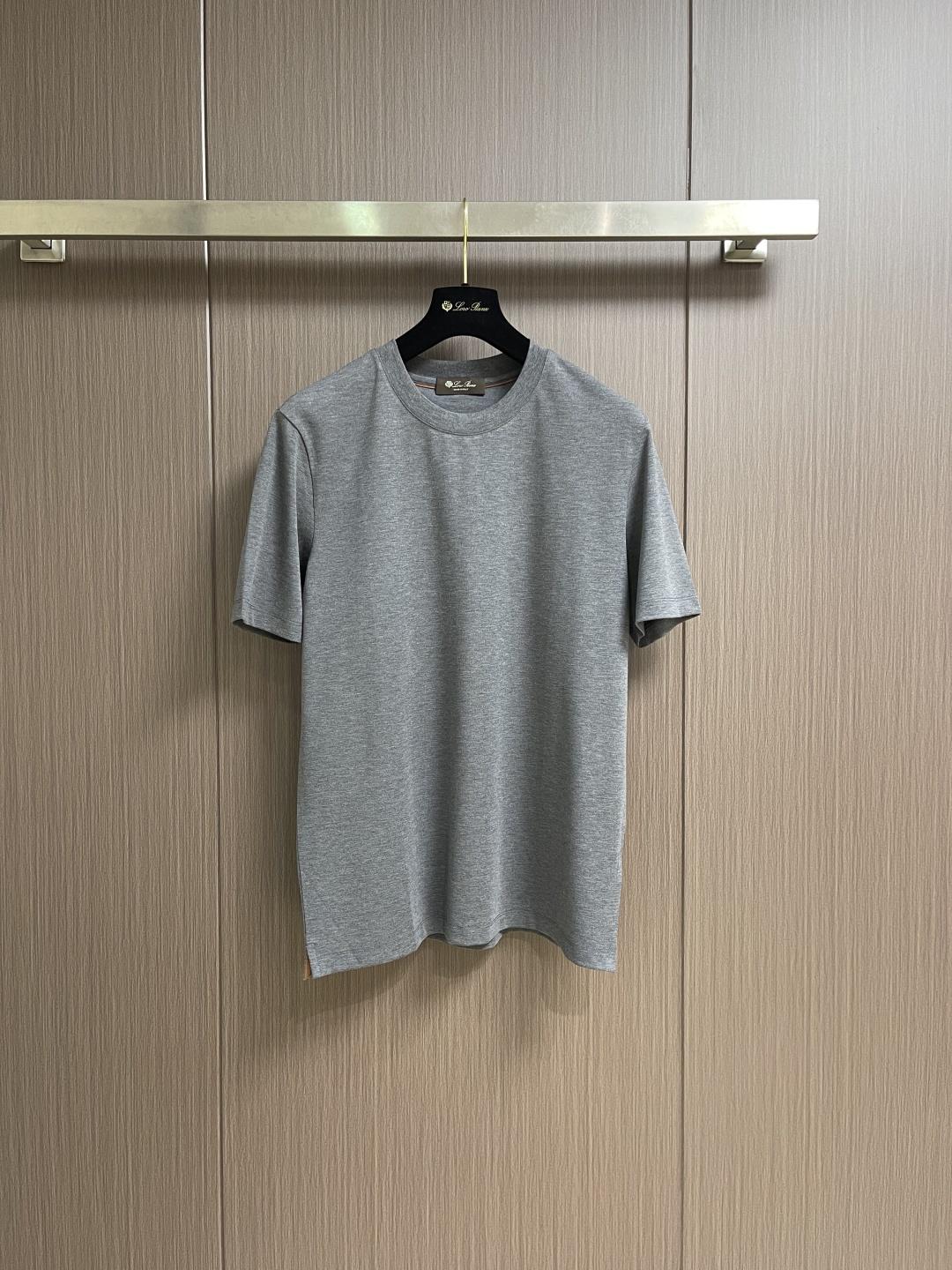 NO:730583,Support after-sales service after the year. LP Loro Piana 2026ss new solid color round neck short-sleeved T-shirt. Versatile style. Anyone can easily control it. The fabric is fully customized. High-end first-class polyester fabric. The fabric feels soft and the upper body is comfortable and soft. The simple style is very classy, simple and stylish. The tailoring is very exquisite, showing aura, and will highlight the sophistication of business men. Sizes M-XXL M size Bust 104  Shoulder width 46, length 70.5 L, bust 108, shoulder width 47, length 71.519860909支持年后售后 LP Loro Piana 2026ss新款纯色圆领短袖T恤, 百搭款式 任何人都可以轻松驾驭 面料全订制 高定一等品涤纶面料 面料手感柔软,上身舒适柔软 简约的款式非常显档次,简约个性时尚,版型剪裁非常精致,显气场,又会凸显商务男士的精致.尺码M-XXL  M码 胸围104 肩宽46衣长70.5 L码 胸围108 肩宽47衣长71.5  XL码 胸围112肩宽48衣长72.5 XXL码 胸围116肩宽49衣长73.5,,loro piana,loro piana,T-shirt,tees，t-shirt,,Men's clothing