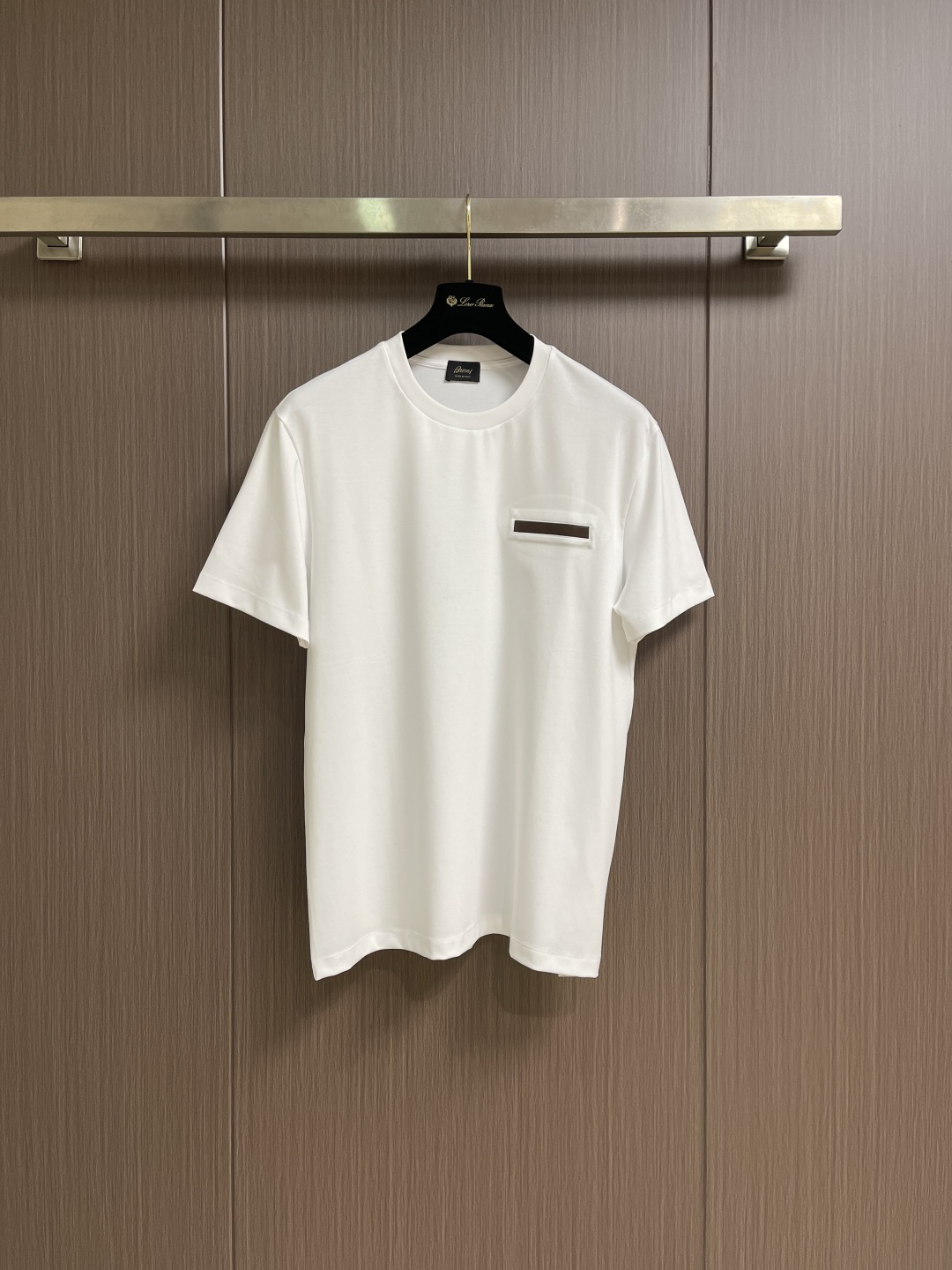 NO:730612,Brioni's 2026SS new leather pocket round neck short-sleeved T-shirt is supported after sales after the year. It is made of imported custom fabrics. The surface of the fabric has a very textured texture. The upper body is breathable, light and very comfortable. The details highlight the design features and exquisite craftsmanship. The overall details are wonderful!  The overall style is fashionable, simple and elegant. Sizes M-XXL M size bust 104 shoulder width 46 length 70.5 L size bust 108 shoulder width 47 length 71.519860909支持年后售后 Brioni 2026SS新款拼皮口袋圆领短袖T恤,采用客供进口定制面料,面料表面非常有质感显而易见,上身透气轻薄十分舒适,细节处彰显设计特色与精湛工艺,整体细节美妙绝伦！整体款式时尚简洁大方.尺码M-XXL  M码 胸围104 肩宽46衣长70.5 L码 胸围108 肩宽47衣长71.5  XL码 胸围112肩宽48衣长72.5 XXL码 胸围116肩宽49衣长73.5,,T-shirt,tees，t-shirt,,Men's clothing