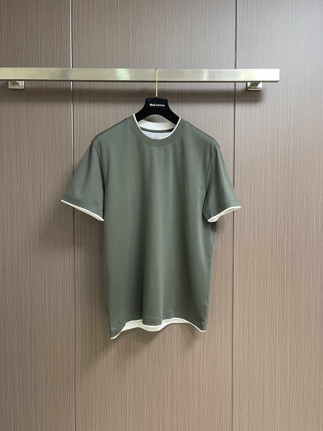 NO:735369,Support after-sales service after the year. Brunello Cucinelli BC fake two-piece round neck short-sleeved T-shirt. 2026SS early spring new short-sleeved. Men's daily outing with closed eyes and high-end custom fabric short-sleeved. The charm lies in creating a simple and luxurious fashion. You can match it casually to feel the unique temperament of British style.  The loose fit shows a casual and casual style. Sizes M-XXL M size bust 104 shoulder width 46 length 70.5 L size bust 108 shoulder width 47 length 71.519860909支持年后售后 Brunello Cucinelli BC 假两件圆领短袖T恤 2026SS早春新款短袖 男士日常出门闭眼搭高级定制面料短袖 魅力在于创造了简约奢华感的时尚,随意搭配感受英式风格独特气质．宽松的版型展现出休闲随意的风格.尺码M-XXL  M码 胸围104 肩宽46衣长70.5 L码 胸围108 肩宽47衣长71.5  XL码 胸围112肩宽48衣长72.5 XXL码 胸围116肩宽49衣长73.5,,brunello cucinelli,T-shirt,tees，t-shirt,,Men's clothing