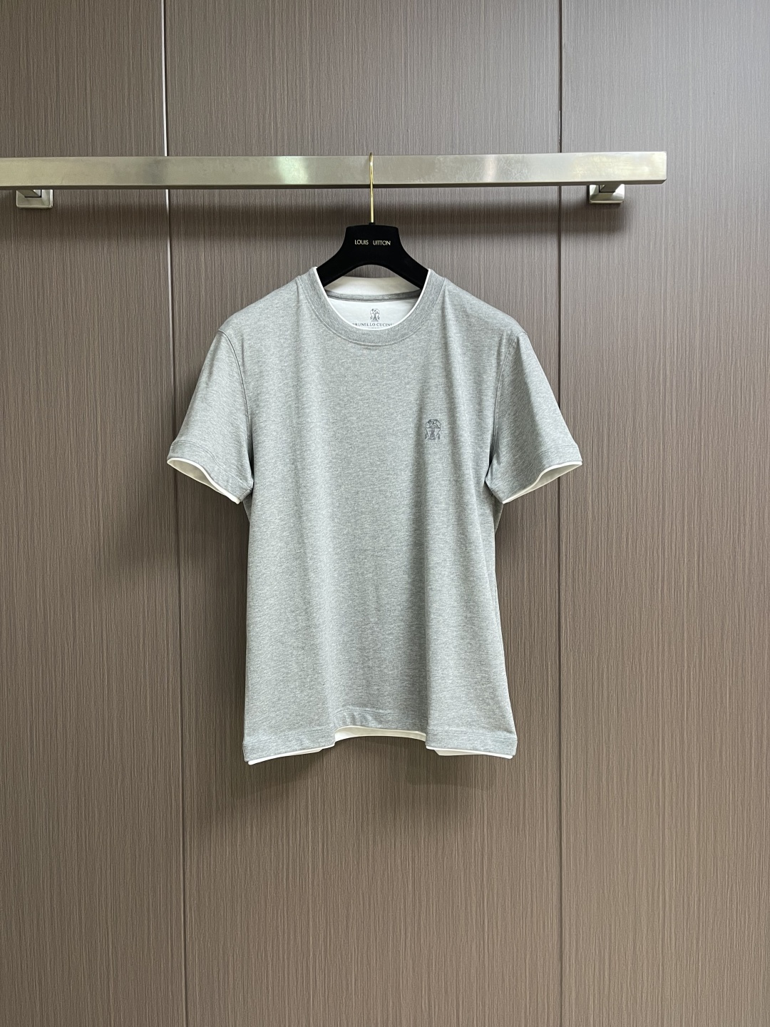 NO:735374,Support after-sales service after the new year Brunello Cucinelli BC fake two-piece round neck short-sleeved T-shirt with embroidery on the chest 2026SS early spring new short-sleeved men's daily outing with closed eyes and high-end custom fabric short-sleeved. The charm is to create a simple and luxurious fashion, casually match it to feel the unique British style temperament.  The loose fit shows a casual and casual style. Sizes M-XXL M size bust 104 shoulder width 46 length 70.5 L size bust 108 shoulder width 47 length 71.519860909支持年后售后 Brunello Cucinelli BC 胸前刺绣假两件圆领短袖T恤 2026SS早春新款短袖 男士日常出门闭眼搭高级定制面料短袖 魅力在于创造了简约奢华感的时尚,随意搭配感受英式风格独特气质．宽松的版型展现出休闲随意的风格.尺码M-XXL  M码 胸围104 肩宽46衣长70.5 L码 胸围108 肩宽47衣长71.5  XL码 胸围112肩宽48衣长72.5 XXL码 胸围116肩宽49衣长73.5,,brunello cucinelli,T-shirt,tees，t-shirt,,Men's clothing