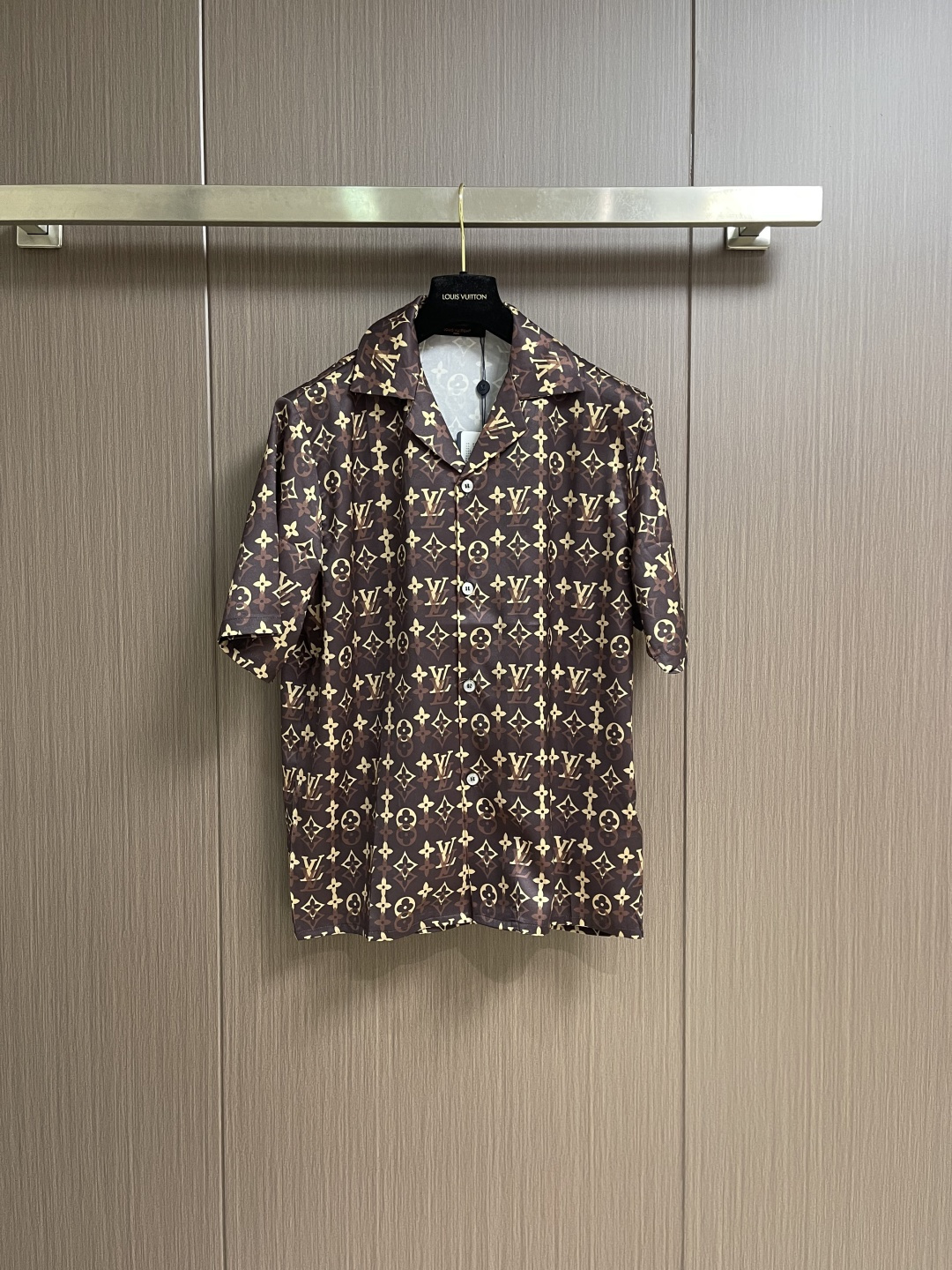 NO:730660,Tops and shorts support the after-sales service of LV Overlap pattern printed mulberry silk short-sleeved shirt and shorts set, this LOUIS  VUITTON's all-over presbyopia printed short-sleeved shirt is made of high-count silk blended fabrics. The fabric is smooth and soft to the touch after pre-washing. It has good breathability and drape, and is comfortable to wear against the skin. The classic presbyopic pattern printed all over the body is made using digital direct injection technology. The color layers are clear and the pattern is accurate. It is not easy to fade and smudge after high-temperature fixation treatment. The presbyopic elements are neatly arranged to show brand recognition. Lining  The shirt is designed with a Cuban collar, with smooth and natural collar lines, and custom mother-of-pearl buttons at the placket, with a warm and shiny texture. The overall cut is a loose silhouette, the shoulder joints are straight and fine, the cuffs are short-sleeved cuffs, and the custom accessories and three labels are complete. The details and craftsmanship show the level of luxury, and are suitable for various wearing scenarios such as leisure vacations and daily outings. The overall routing is straight and delicate, the fabric is comfortable and soft, and the colors are consistent and without color difference.  It can be matched with the same style to create a fashionable look, and can be used in various occasions. Customized accessories, complete with three standards, same style for men and women!  Size S-XL,,louis vuitton,louis vuitton,shorts,shirts,T-shirt,real silk,19860909上衣 短裤 支持年后售后 LV Overlap 图案印花桑蚕丝短袖衬衫短裤套装,这款LOUIS VUITTON老花满印短袖衬衫,甄选高支真丝混纺面料打造,面料经预洗工艺处理后手感顺滑软糯,兼具良好的透气性与垂坠感,贴肤穿着舒适无束缚.衣身满印经典老花图案采用数码直喷工艺制作,色彩层次分明且图案精准,经高温固色处理后不易褪色、晕染,老花元素排列规整尽显品牌辨识度.衬衫为古巴领版型设计,领口线条流畅自然,门襟处纽扣选用定制贝母扣,质感温润有光泽.整体剪裁为宽松廓形,肩部拼接处走线平直细密,袖口为短袖翻边设计,定制辅料与三标齐全,细节工艺尽显奢品水准,适配休闲度假与日常出街等多种穿搭场景.整体走线平直细腻,面料舒适柔软,颜色一致无色差 能与同款搭配营造时尚造型,驾驭各种场合,定制辅料,三标齐全,男女同款！尺码S-XL,,louis vuitton,louis vuitton,shorts,shirts,T-shirt,real silk,,Men's clothing