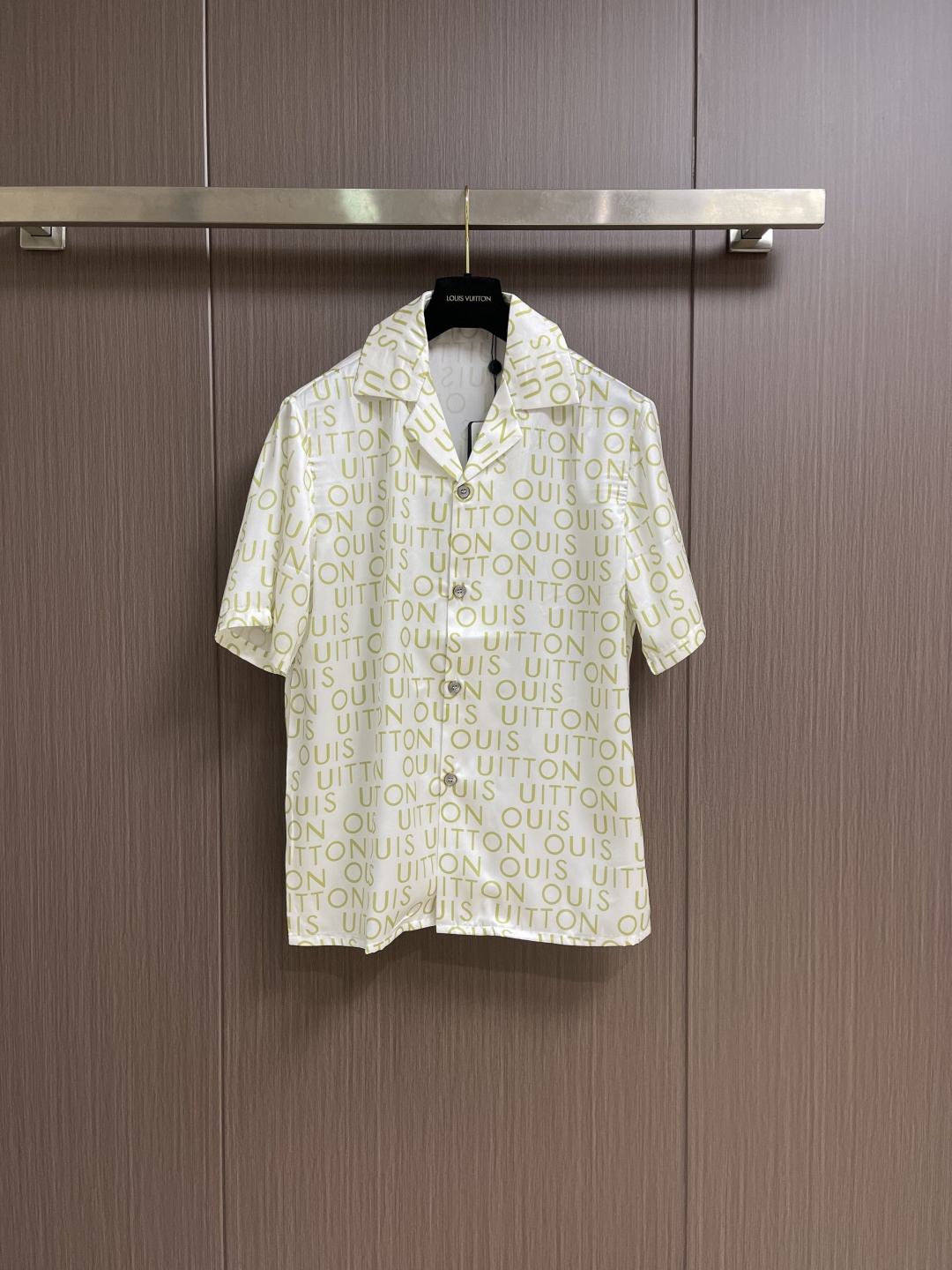 NO:730664,Tops and shorts support after-sales LV after the new year  Full-print letter short-sleeved shirt and shorts set, made of high-thread-count pure cotton poplin fabric. The fabric is smooth and breathable after being treated with pre-washed water. It has good drape and stiffness and is not easy to wrinkle and deform. The brand letter pattern printed all over the body is made by digital direct injection technology. The color reproduction is high and the pattern is delicate. After high-temperature fixation treatment, it is not easy to fade and smudge. The regular arrangement of letters highlights the brand recognition. The shirt is a Cuban collar version.  The neckline is smooth and natural, and the buttons at the placket are made of custom-made mother-of-pearl buttons with a warm and shiny texture. The overall cut is a loose silhouette, the shoulder joints are flat-stitched, the lines are straight and fine, the cuffs are short-sleeved cuffs, and the details are exquisite. The customized accessories and three labels are complete, making it easy to adapt to casual vacations and daily outings. The overall lines are straight and delicate, the fabric is comfortable and soft, and the colors are consistent and have no color difference.  It can be matched with the same style to create a fashionable look, and can be used in various occasions. Customized accessories, complete with three standards, same style for men and women!  Size S-XL,,louis vuitton,shorts,shirts,T-shirt,19860909上衣 短裤 支持年后售后 LV 满印字母短袖衬衫短裤套装,甄选高支数纯棉府绸面料打造,面料经预洗水工艺处理后手感爽滑透气,兼具良好的垂坠感与挺括度,不易起皱变形.衣身满印品牌字母图案采用数码直喷工艺制作,色彩还原度高且图案细腻,经高温固色处理后不易褪色晕染,字母排列规整彰显品牌辨识度.衬衫为古巴领版型设计,领口线条流畅自然,门襟处纽扣选用定制珍珠母贝扣,质感温润有光泽.整体剪裁为宽松廓形,肩部拼接处采用平缝工艺,走线平直细密,袖口为短袖翻边设计,细节处理精致,定制辅料与三标齐全,轻松适配休闲度假与日常出街等穿搭场景.整体走线平直细腻,面料舒适柔软,颜色一致无色差 能与同款搭配营造时尚造型,驾驭各种场合,定制辅料,三标齐全,男女同款！尺码S-XL,,louis vuitton,shorts,shirts,T-shirt,,Men's clothing