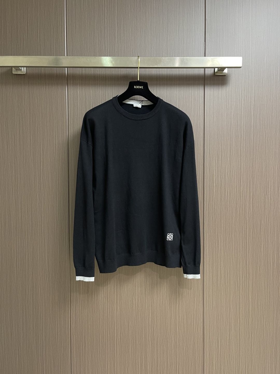 NO:730601,Support after-sales service Loewe  Embroidered splicing wool sweater. The embroidery uses 3D embroidery and is embellished with the brand logo. The total number of stitches is about 2200. Ready-made garments are washed to remove wool impurities, fix the shape, fix the color, and add hand feel. Lightweight fine wool sweater, inner collar  and cuffs are decorated with contrasting color rib details. * Regular fit, standard * Jersey stitching * Round neck * Ribbed collar, cuffs and hem * Contrast color Anagram embroidery on the front. The overall line routing is straight and delicate, the fabric is comfortable and soft, and the color is consistent without color difference  It can be matched with the same style to create a fashionable look, and can be used in various occasions. Customized accessories, complete with three standards, same style for men and women!  Size S-XL S size bust 110 shoulder width 45 dress length 66 M size bust 114 shoulder width 46 dress length 68 L size bust 118 shoulder width 47 dress length 70 XL size bust 122 shoulder width 48 dress length 72,,loewe,sweaters,19860909支持年后售后 Loewe 刺绣拼接羊毛针织衫毛衣,刺绣采用3D立体刺绣,以品牌标识logo做为点缀.整针数约为2200针.成衣洗水,去除羊毛杂质,固定版型,固色,添加手感.轻盈精细羊毛毛衣,内领和袖口饰有对比色罗纹细节.＊常规版型,标准度＊平纹针织缝线＊圆领＊罗纹衣领,袖口和下摆＊正面饰有对比色Anagram刺绣.整体走线平直细腻,面料舒适柔软,颜色一致无色差 能与同款搭配营造时尚造型,驾驭各种场合,定制辅料,三标齐全,男女同款！尺码S-XL S码胸围110肩宽45 衣长66 M码 胸围114肩宽46 衣长68 L码胸围118肩宽47 衣长70 XL码 胸围122肩宽48 衣长72,,loewe,sweaters,,Men's clothing