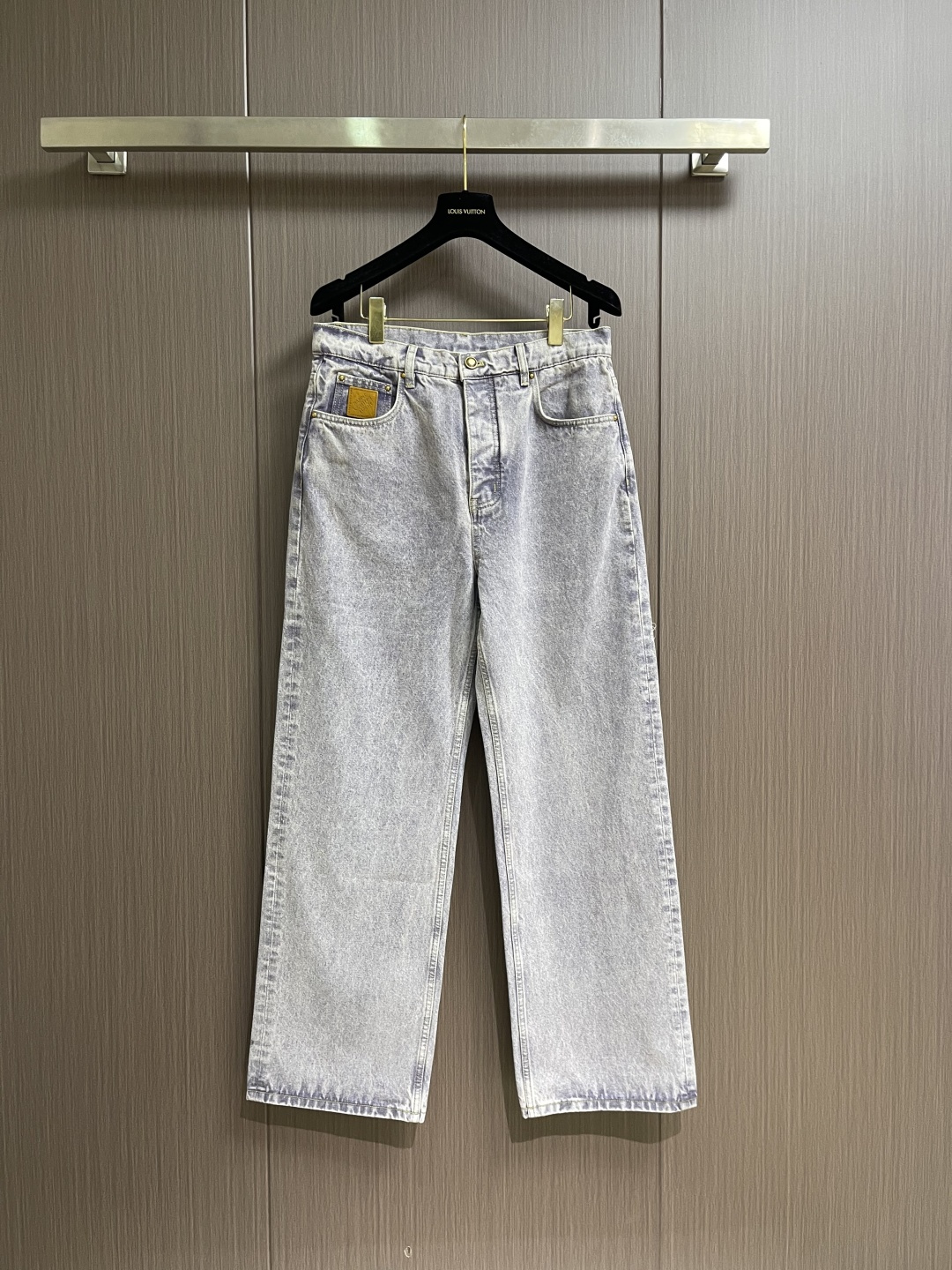 NO:730613,Support after-sales service in the year. LV patch patchwork leather letter jeans, letters embroidered with gold gold thread denim. The iconic pattern of the brand's presbyopic logo. Strong street American style, very chic. The whole piece is still the same loose version as always, which hides the flesh. The conventional denim design gives people a capable and generous feeling. Customized logo buttons and leather labels. Comes with a full set of accessories. It is cool, stylish and fairy-like. It is also an absolute C-level product, super recommended!  Very heavy-duty and exquisite details, special washing process, multiple washings can show the same perfect washing color effect as the original. The overall wiring is straight and delicate, the fabric is comfortable and soft, the color is consistent and no color difference. It can be matched with the same style to create a fashionable look, control various occasions, customized accessories, complete three standards, the same style for men and women!  Size 30-32-34-36 Size 30 Waist 80 Hips 106 Pants length 109.5 Size 32 Waist 84 Hips 110 Pants length 111 Size 34 Waist 88 Hips 114 Pants length 112.5 Size 36 Waist 92 Hips 118 Pants length 114,,louis vuitton,jeans,19860909支持年后售后 LV贴布拼皮字母牛仔裤,字母金色金线刺绣牛仔 品牌老花logo标志性图案 浓浓的街头美式风,非常chic,整件还是一如既往宽松的版型,比较藏肉,常规牛仔设计,给人看起来干练大方的感觉 定制logo纽扣 皮标 配套全套辅料,酷帅有型又仙气凛然也是绝对的C位之作超级超级推荐！非常重工细节很精湛,殊洗水工艺,多次洗水才能呈现原版一致的完美水洗色效果.整体走线平直细腻,面料舒适柔软,颜色一致无色差 能与同款搭配营造时尚造型,驾驭各种场合,定制辅料,三标齐全,男女同款！尺码30-32-34-36 30码腰围80 臀围106 裤长109.5 32码腰围84 臀围110裤长111 34码腰围88 臀围114裤长112.5 36码腰围92 臀围118裤长114,,louis vuitton,jeans,,Men's clothing