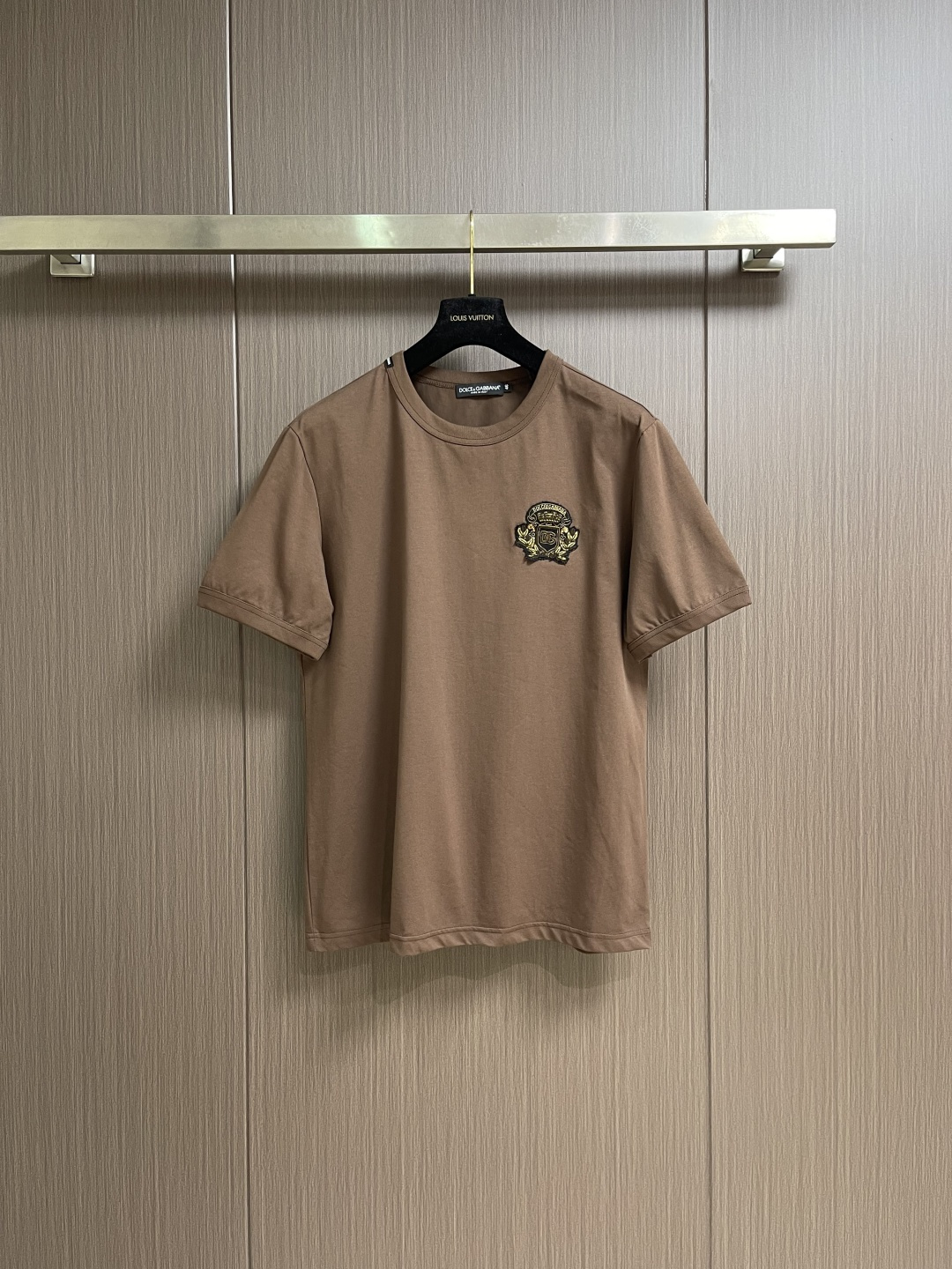 NO:735430,Support after-sales service Dolce Gabbana DG 2026ss summer new basic mercerized cotton round neck short-sleeved T-shirt, casual round neck short-sleeved T-shirt with letter stamp!  The imported high-count and high-density 80-count double-strand mercerized cotton fabric has a soft and delicate texture and can be rolled over ordinary fabrics on the market. It has good moisture absorption and breathability, and is close to the skin for an extremely comfortable wearing experience!  The letter logo patch on the chest and the high-end hardware texture make the vision more three-dimensional and bring an undoubted luxury level. The basic and conventional solid color round neck cut is suitable for daily wear alone and as an inner layer. Size 44-46-48-50-52-54 M-4XL 44/M Length 69 Shoulder Width 44 Chest 102 46/L Length 70  Shoulder width 45.5 Bust 106 48/XL Clothing length 71 Shoulder width 47 Bust 110 50/2XL Clothing length 72 Shoulder width 48.5 Bust 114 52/3XL Clothing length 73 Shoulder width 50 Bust 118 54/4XL  Length 74, shoulder width 51.5, bust 122,, Dolce&Gabbana, T-shirt, tees, t-shirt,19860909支持年后售后 Dolce Gabbana DG 2026ss夏季新款基础丝光棉圆领短袖T恤,字母仔章休闲圆领短袖t恤衫！客供进口高支高密80支双股丝光棉面料,软糯细腻的出色质感,可随意碾压市面普通面料,吸湿透气性佳,贴肤带来极致舒适的穿着体验！胸前字母徽标仔章,五金质感高级,令视觉上更具立体感,同时带来了毋庸置疑的奢华档次,基础常规的纯色圆领版型剪裁,日常单穿内搭皆宜.尺码44-46-48-50-52-54 M-4XL 44/M 衣长69 肩宽44 胸围102 46/L 衣长70 肩宽45.5胸围106 48/XL衣长71肩宽47 胸围110 50/2XL 衣长72肩宽48.5 胸围114 52/3XL 衣长73肩宽50 胸围118 54/4XL 衣长74肩宽51.5胸围122,,Dolce&Gabbana,T-shirt,tees，t-shirt,,Men's clothing